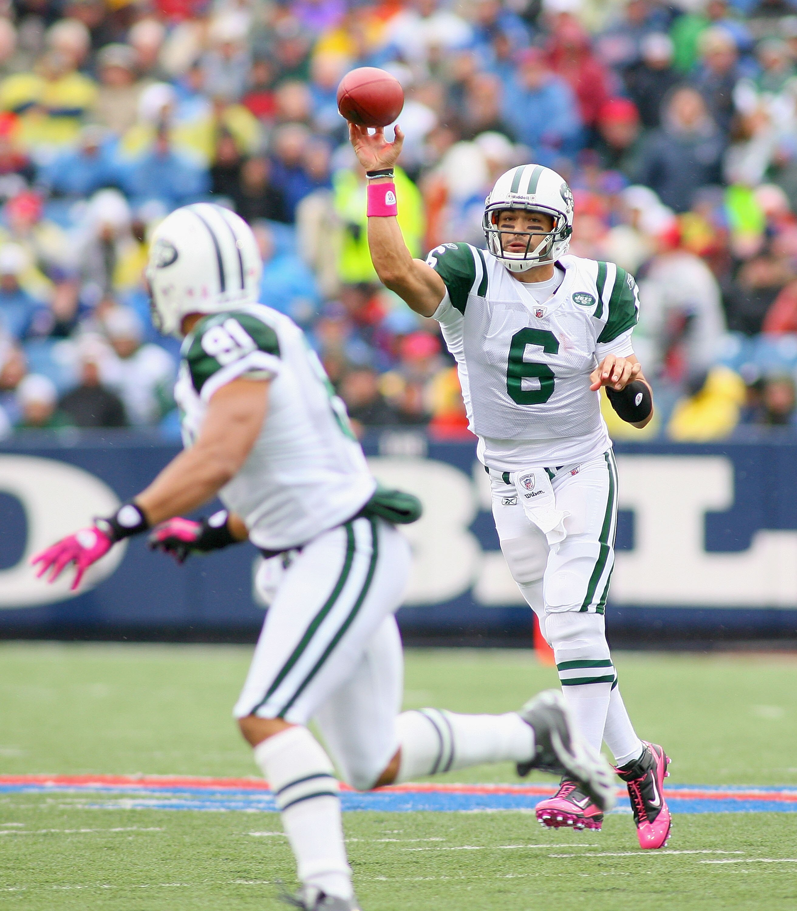 ORCHARD PARK, NY - OCTOBER 03: Mark Sanchez #6 of  the New York Jets throws a pass to Dustin Keller #81 against the Buffalo Bills at Ralph Wilson Stadium on October 3, 2010 in Orchard Park, New York.  (Photo by Rick Stewart/Getty Images)