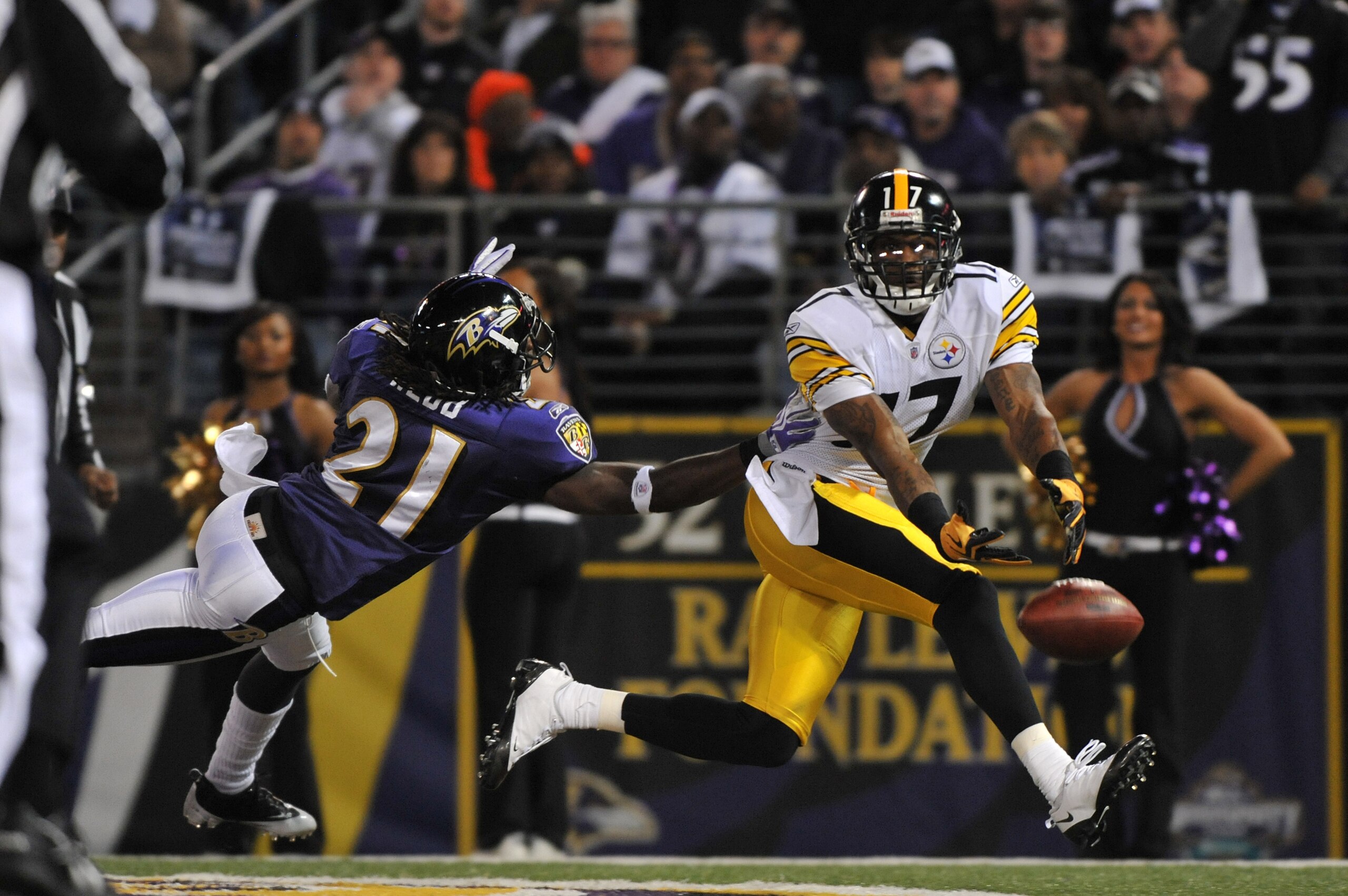 BALTIMORE - NOVEMBER 29:  Mike Wallace #17 of the Pittsburgh Steelers can't hold onto a pass in the endzone while Lardarius Webb #21 defends during the game against the  Baltimore Ravens at M&T Bank Stadium on November 29, 2009 in Baltimore, Maryland. The