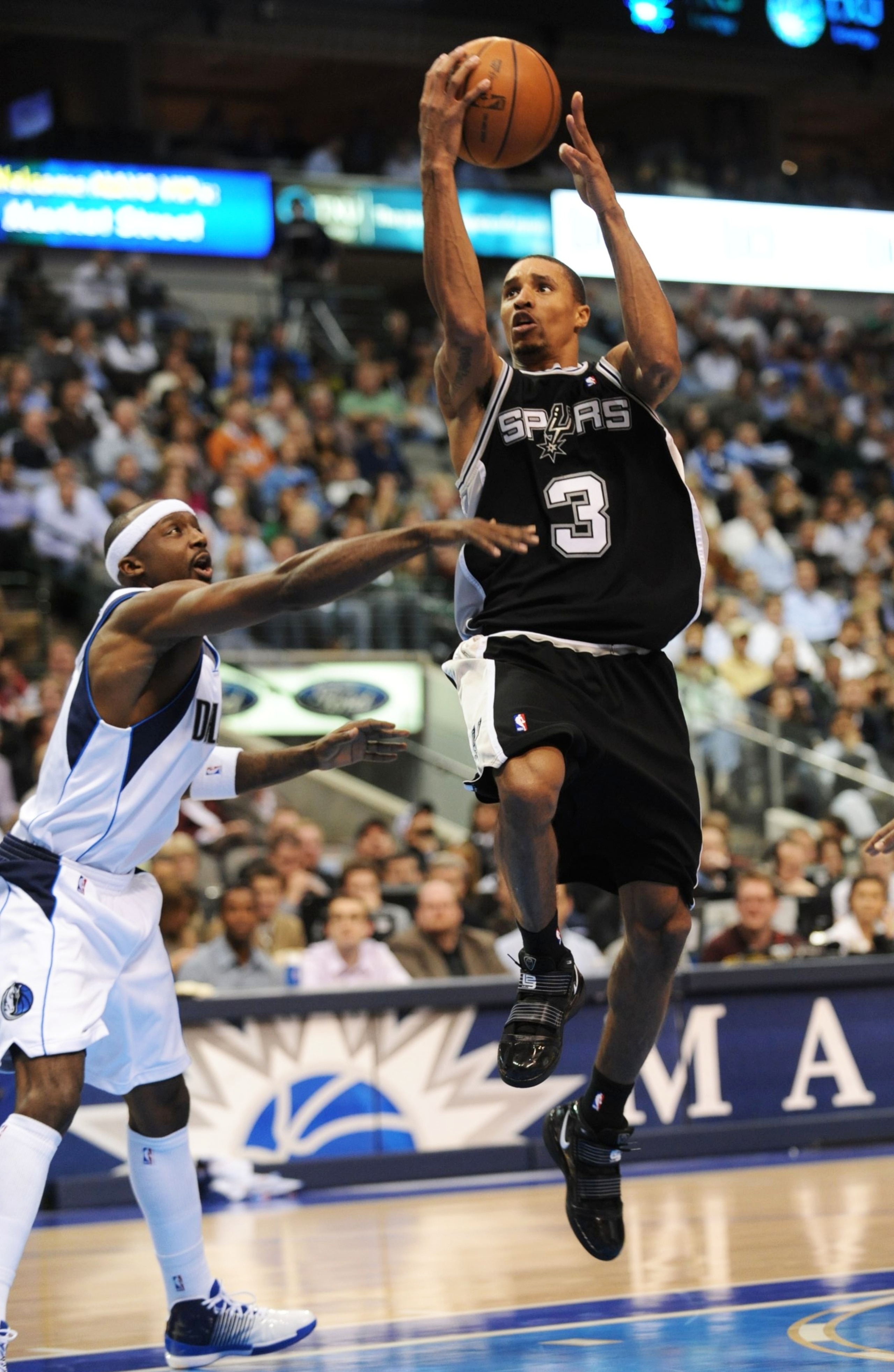 DALLAS - NOVEMBER 18:  George Hill #3 of the San Antonio Spurs takes the ball to the basket against Jason Terry #31 of the Dallas Mavericks during the game at American Airlines Center on November 18, 2009 in Dallas, Texas. NOTE TO USER: User expressly ack