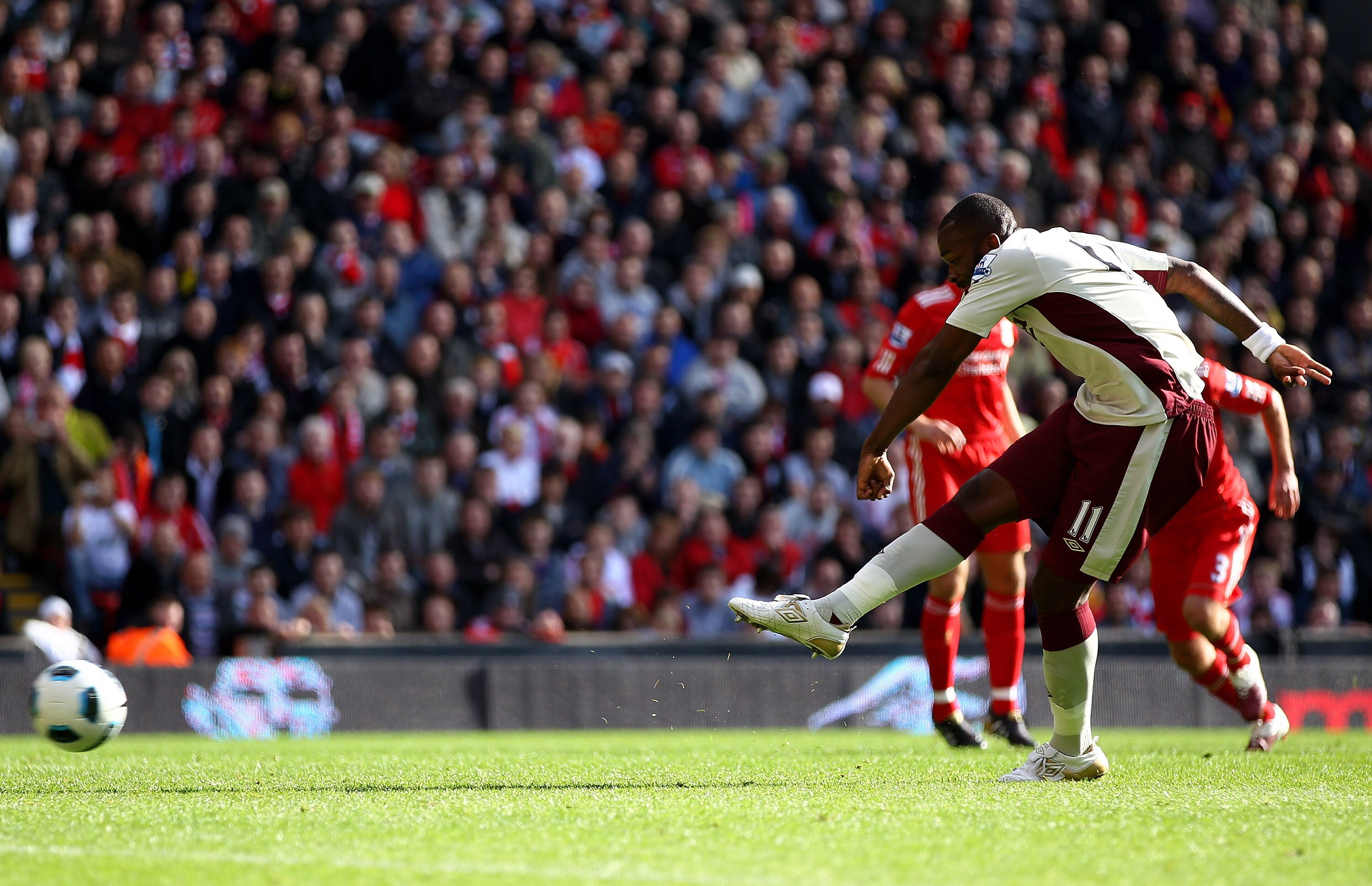 LIVERPOOL, ENGLAND - SEPTEMBER 25:  Darren Bent of Sunderland scores the equalizer from the penalty spot  during the Barclays Premier League match between Liverpool and Sunderland at at Anfield on September 25, 2010 in Liverpool, England.  (Photo by Clive
