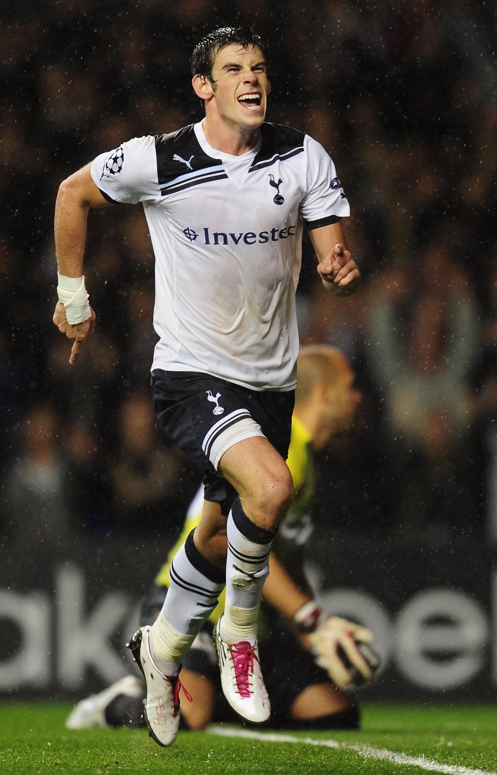 LONDON, ENGLAND - SEPTEMBER 29:  Gareth Bale of Tottenham celebrates after scoring during the  UEFA Champions League Group A match between Tottenham Hotspur and FC Twente at White Hart Lane on September 29, 2010 in London, England.  (Photo by Mike Hewitt/