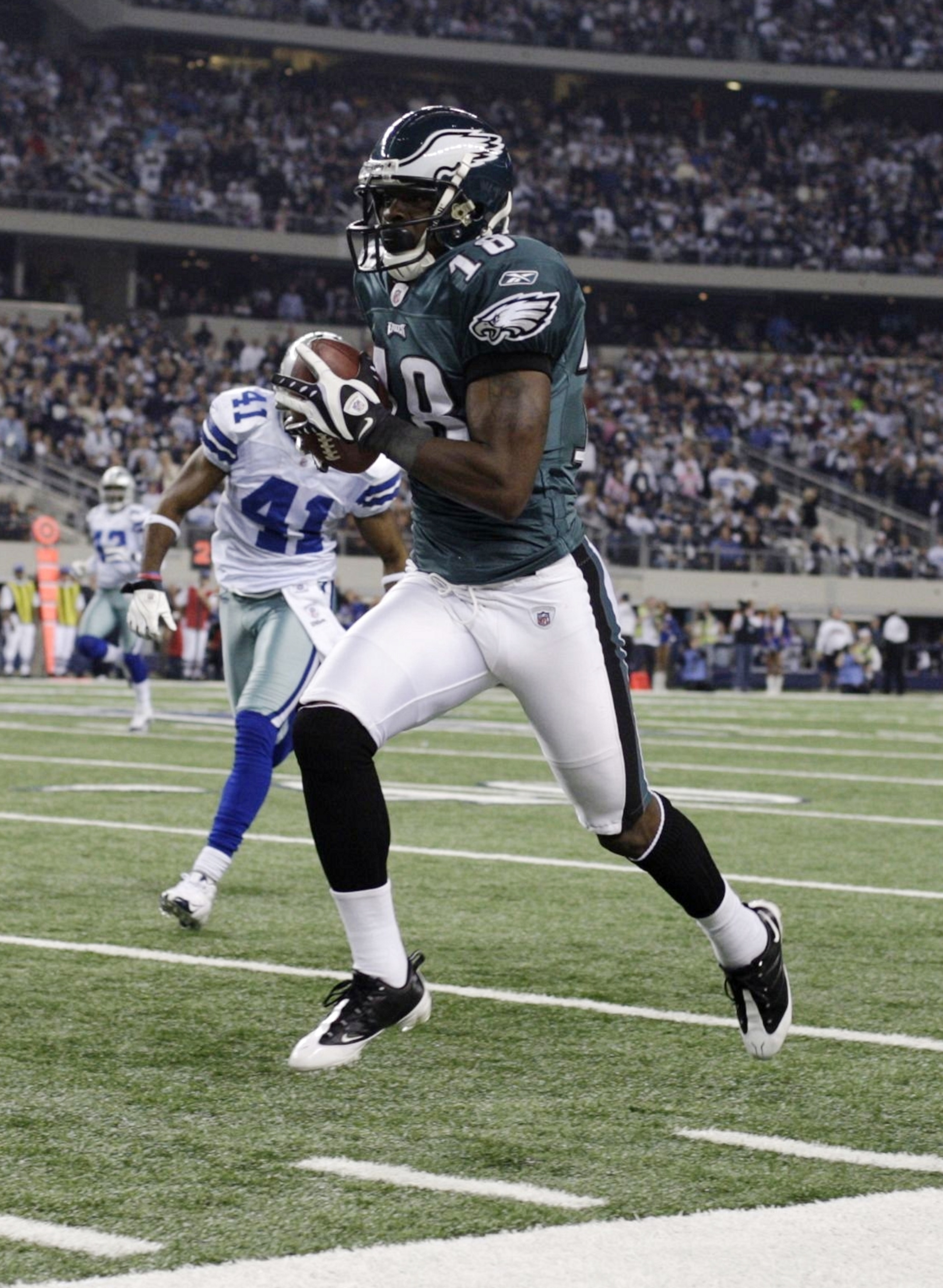 ARLINGTON, TX - JANUARY 9: Jeremy Maclin #18 of the Philadelphia Eagles runs for a 76-yard touchdown in the second quarter on a pass from quarterback Michael Vick #7 against the Dallas Cowboys during the 2010 NFC wild-card playoff game at Cowboys Stadium