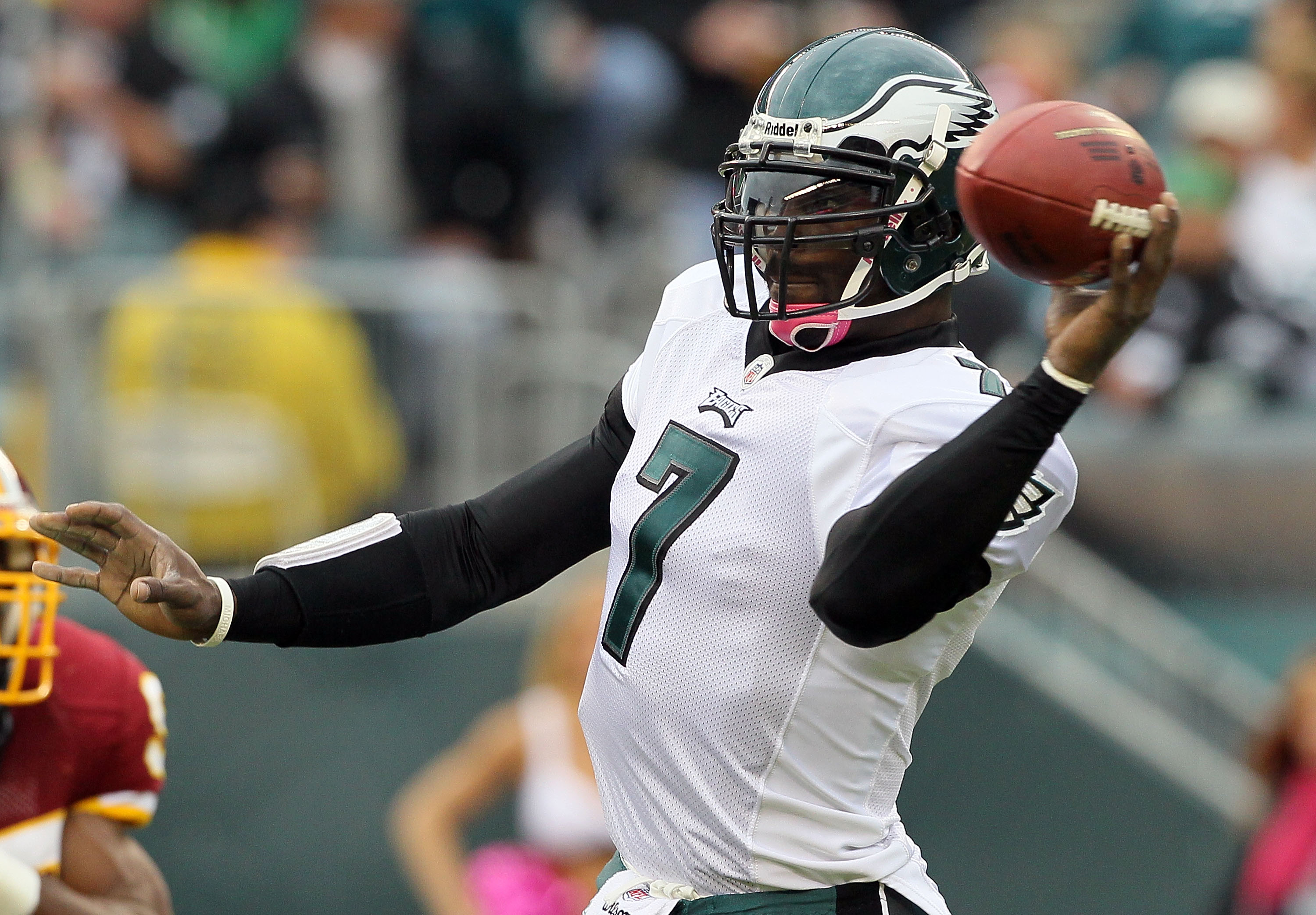 PHILADELPHIA - OCTOBER 03:  Michael Vick #7 of the Philadelphia Eagles throws a pass against the Washington Redskins on October 3, 2010 at Lincoln Financial Field in Philadelphia, Pennsylvania.  (Photo by Jim McIsaac/Getty Images)