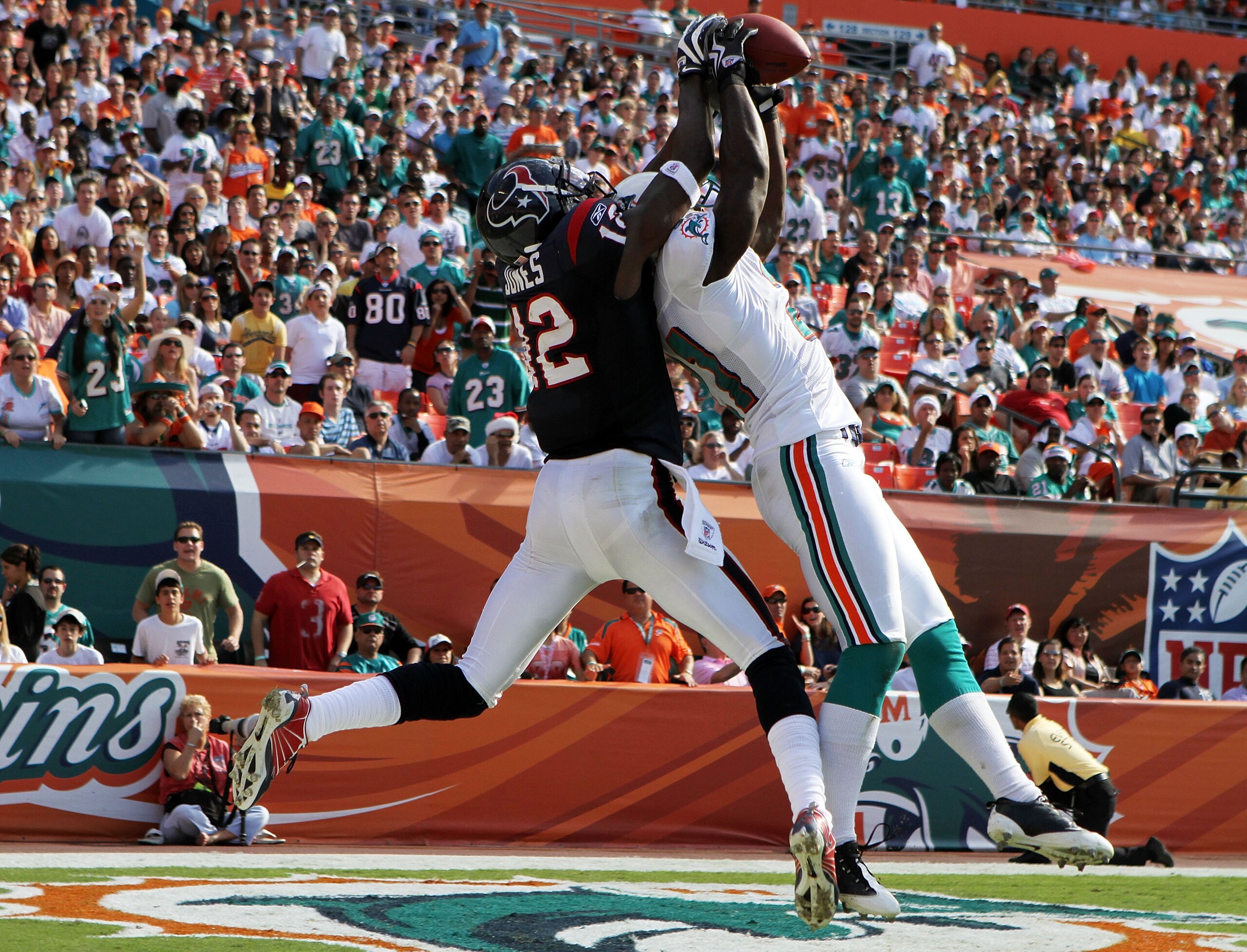 MIAMI - DECEMBER 27: Cornerback Vontae Davis #21 of the Miami Dolphins nearly intercepts a pass intended for wide receiver Jacoby Jones #12 of the Houston Texans at Land Shark Stadium on December 27, 2009 in Miami, Florida. The Texans defeated the Dolphi MIAMI - DECEMBER 27: Cornerback Vontae Davis #21 of the Miami Dolphins nearly intercepts a pass intended for wide receiver Jacoby Jones #12 of the Houston Texans at Land Shark Stadium on December 27, 2009 in Miami, Florida. The Texans defeated the Dolphi
