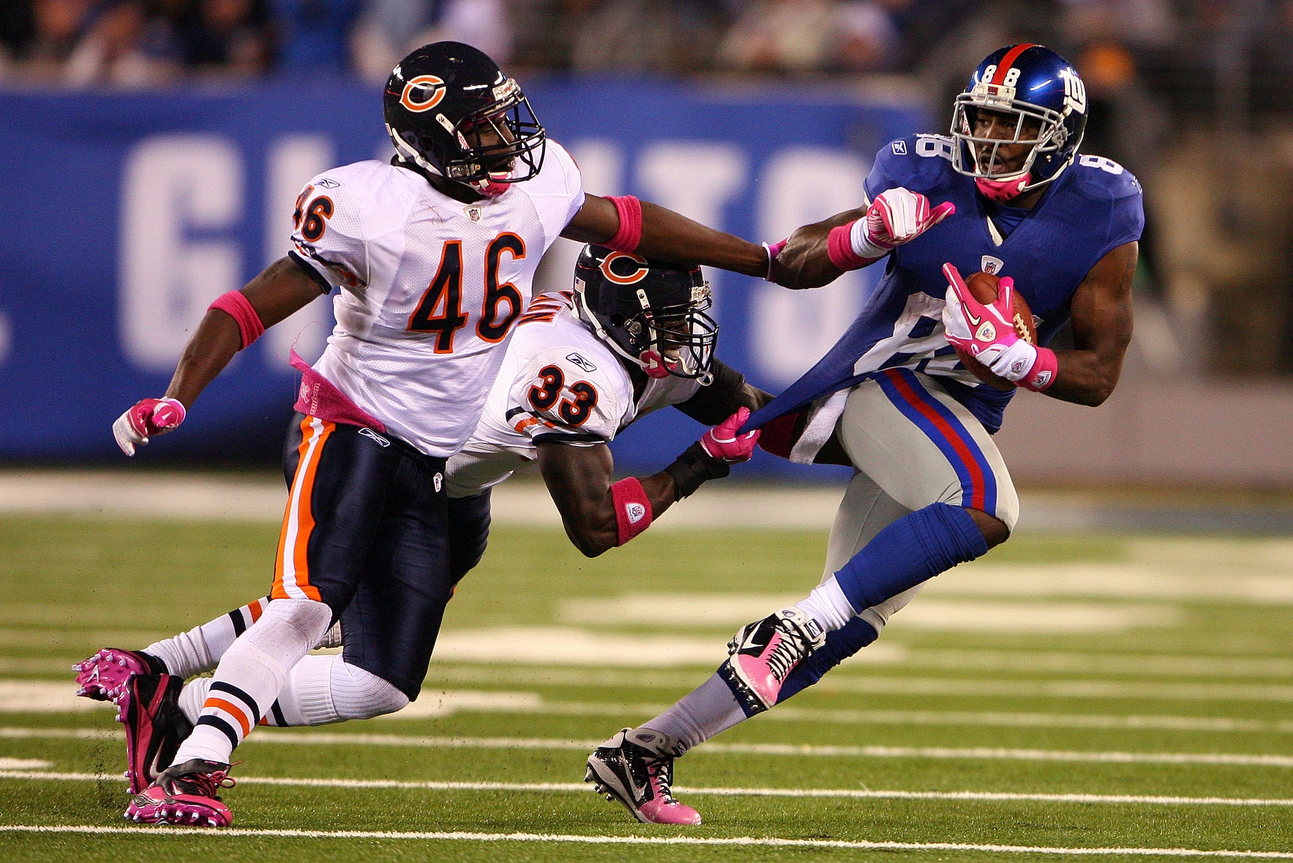 EAST RUTHERFORD, NJ - OCTOBER 03:  Hakeem Nicks #88 of the New York Giants runs with the ball against Chris Harris #46 and Charles Tillman #33 of the Chicago Bears at New Meadowlands Stadium on October 3, 2010 in East Rutherford, New Jersey.  (Photo by An