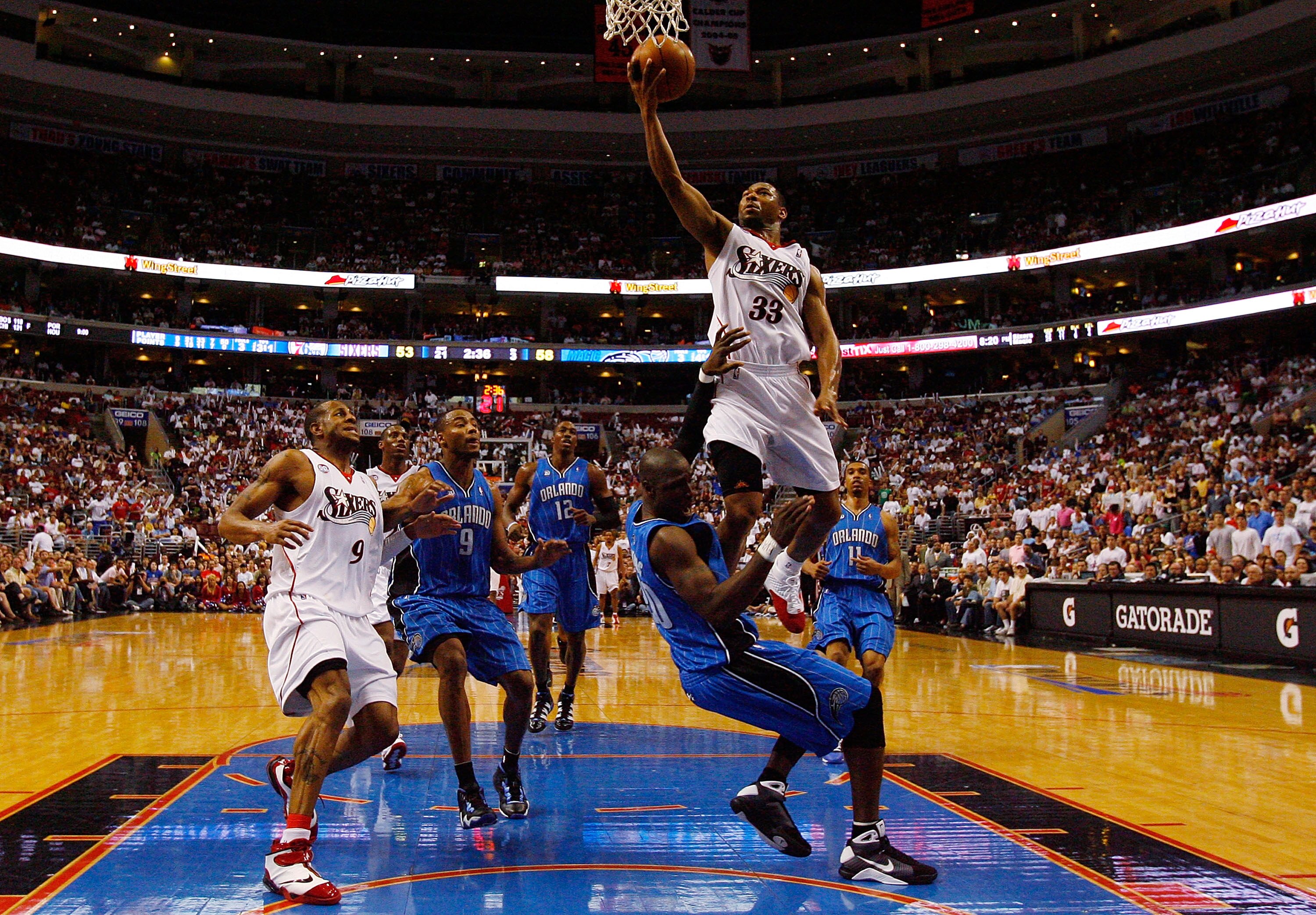 PHILADELPHIA - APRIL 26:  Willie Green #33 of the Philadelphia 76ers drives to the hoop against the Orlando Magic during Game Four of the Eastern Conference Quarterfinals during the 2009 NBA Playoffs at the Wachovia Center on April 26, 2009 in Philadelphi