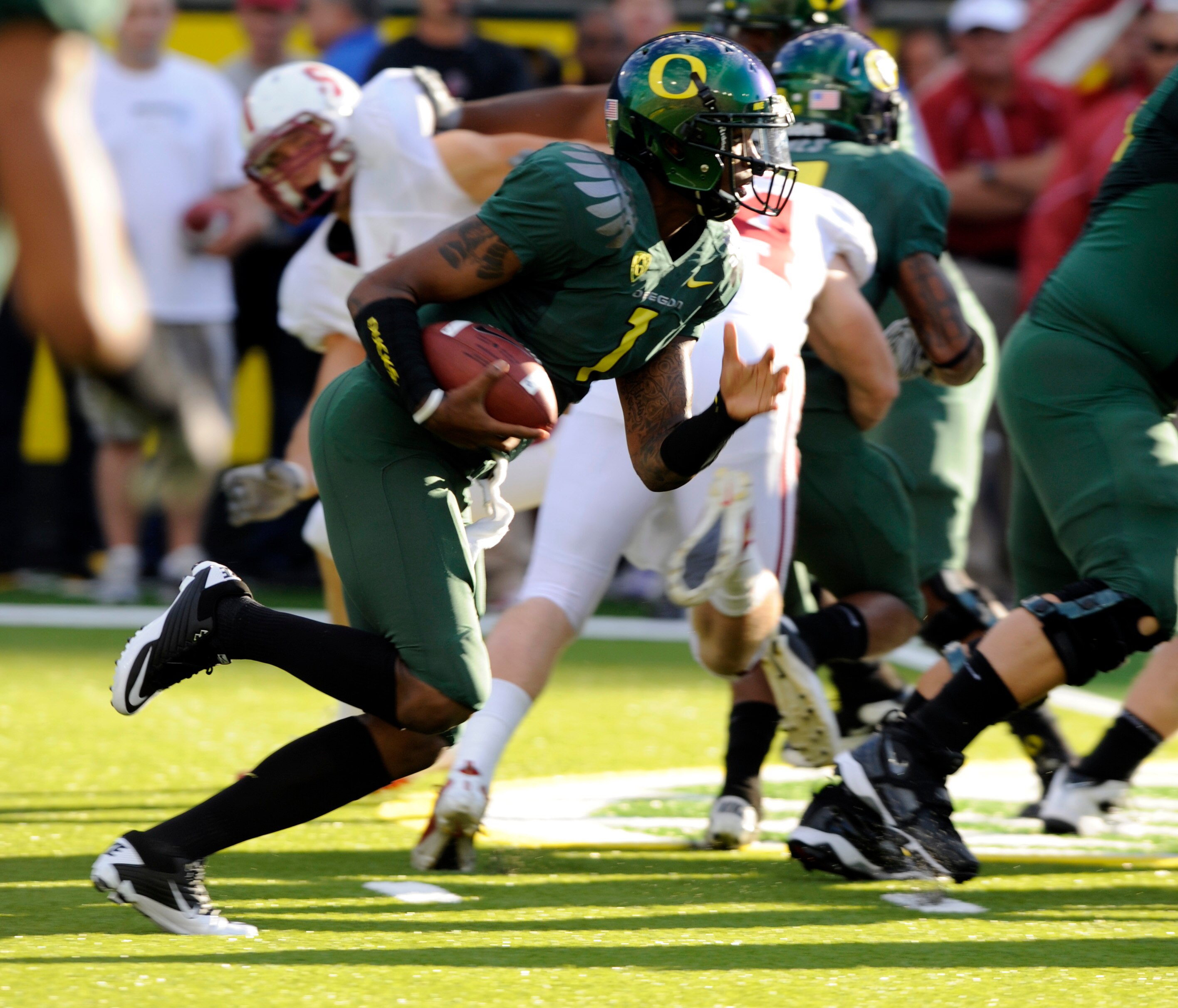 EUGENE, OR - OCTOBER 2: Quarterback Darron Thomas #1 of the Oregon Ducks runs with the ball in the first quarter of the game against the Stanford Cardinal at Autzen Stadium on October 2, 2010 in Eugene, Oregon. (Photo by Steve Dykes/Getty Images)