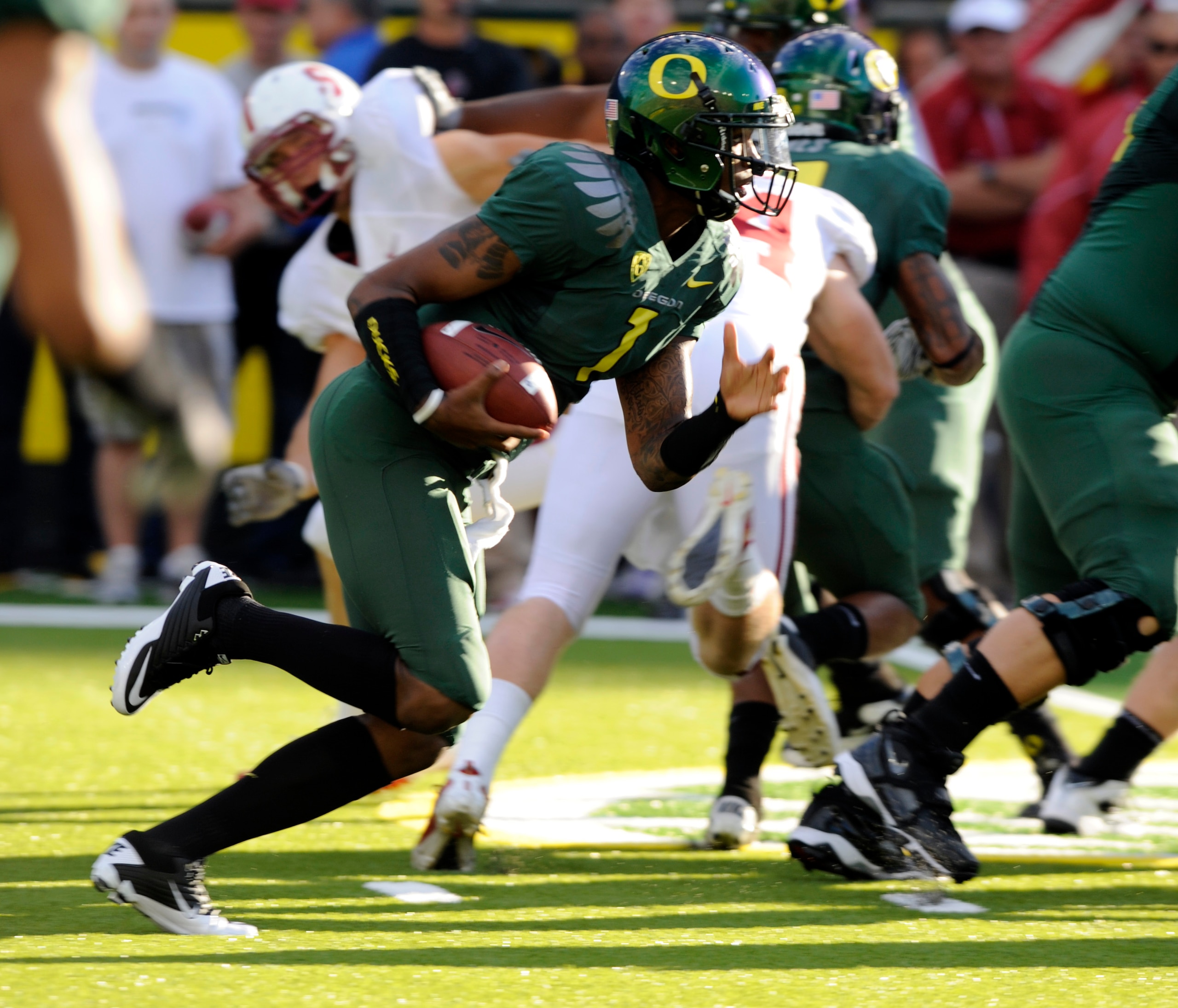 EUGENE, OR - OCTOBER 2: Quarterback Darron Thomas #1 of the Oregon Ducks runs with the ball in the first quarter of the game against the Stanford Cardinal at Autzen Stadium on October 2, 2010 in Eugene, Oregon. (Photo by Steve Dykes/Getty Images)