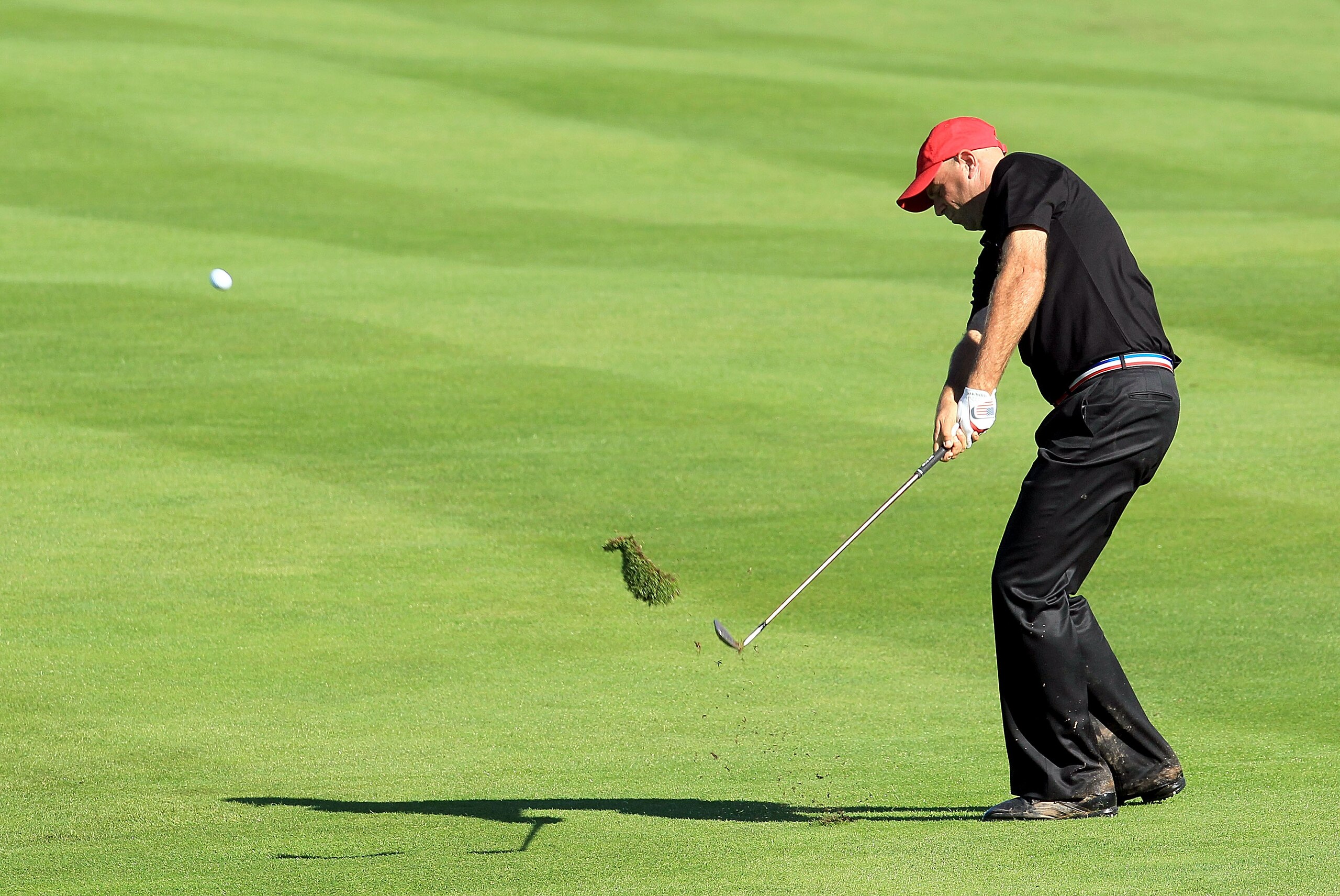 NEWPORT, WALES - OCTOBER 04:  Stewart Cink  of the USA hits his approach shot on the 18th hole in the singles matches during the 2010 Ryder Cup at the Celtic Manor Resort on October 4, 2010 in Newport, Wales.  (Photo by David Cannon/Getty Images)