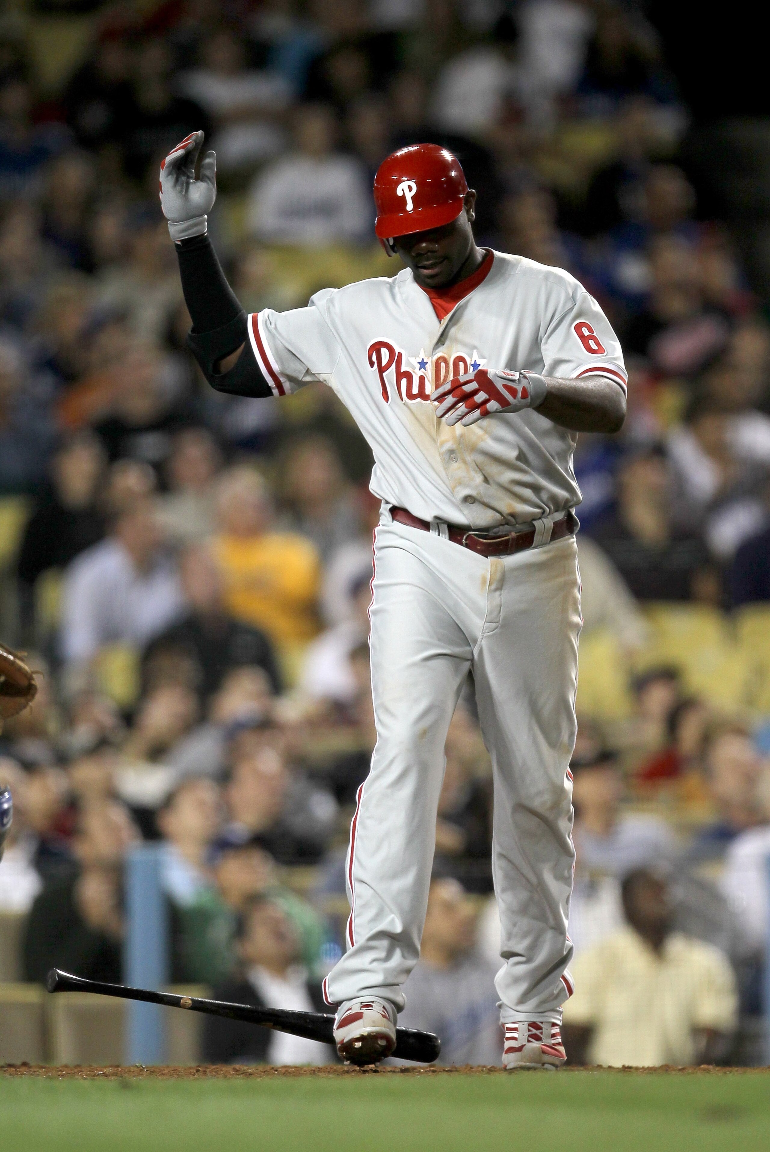 LOS ANGELES - AUGUST 30:  Ryan Howard #6 of the Philadelphia Phillies reacts after popping up against the Los Angeles Dodgers on August 30, 2010 at Dodger Stadium  in Los Angeles, California.  (Photo by Stephen Dunn/Getty Images)