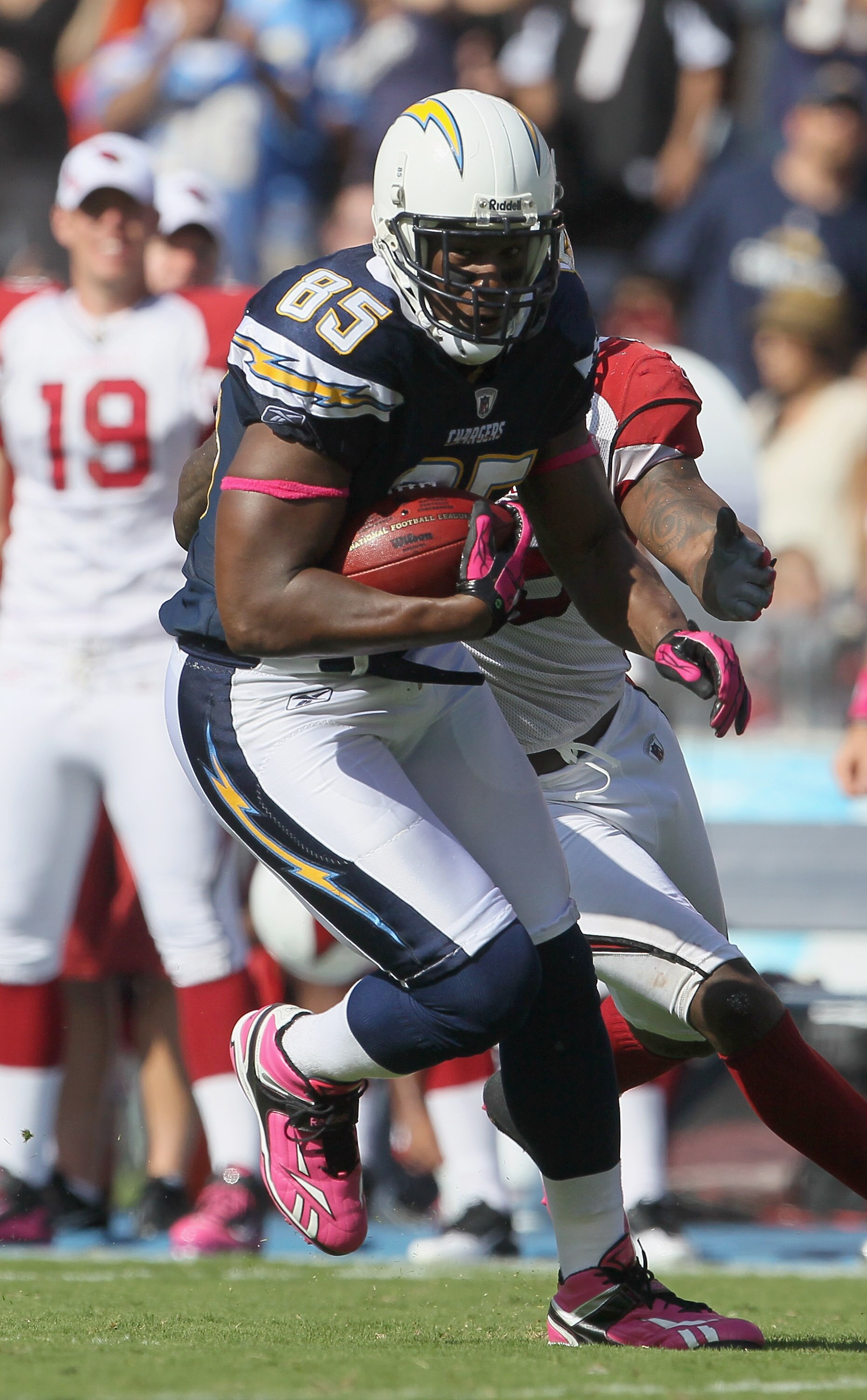 SAN DIEGO - OCTOBER 03:  Tight end Antonio Gates #85 of the San Diego Chargers carries the ball in the third quarter against the Arizona Cardinals at Qualcomm Stadium on October 3, 2010 in San Diego, California. The Chargers defeated the Cardinals 41-10. 