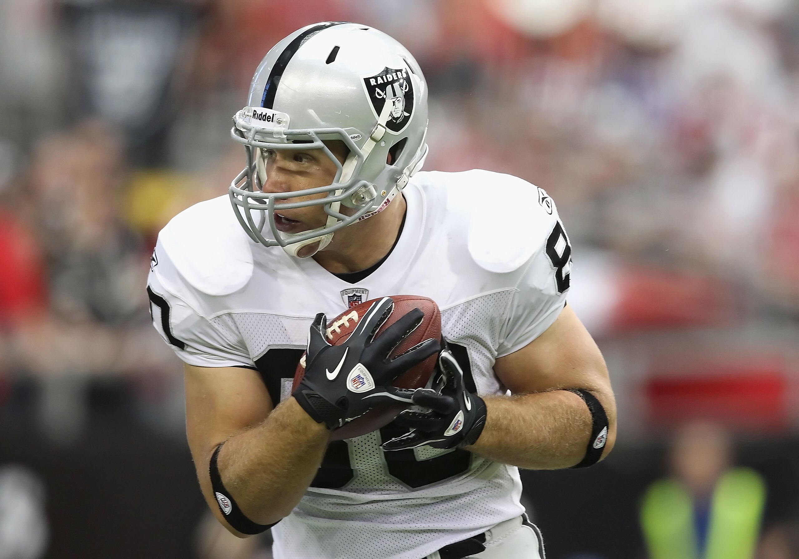 GLENDALE, AZ - SEPTEMBER 26:  Tight end Zach Miller #80 of the Oakland Raiders catches a 22 yard touchdown reception against the Arizona Cardinals during the first quarter of the NFL game at the University of Phoenix Stadium on September 26, 2010 in Glend