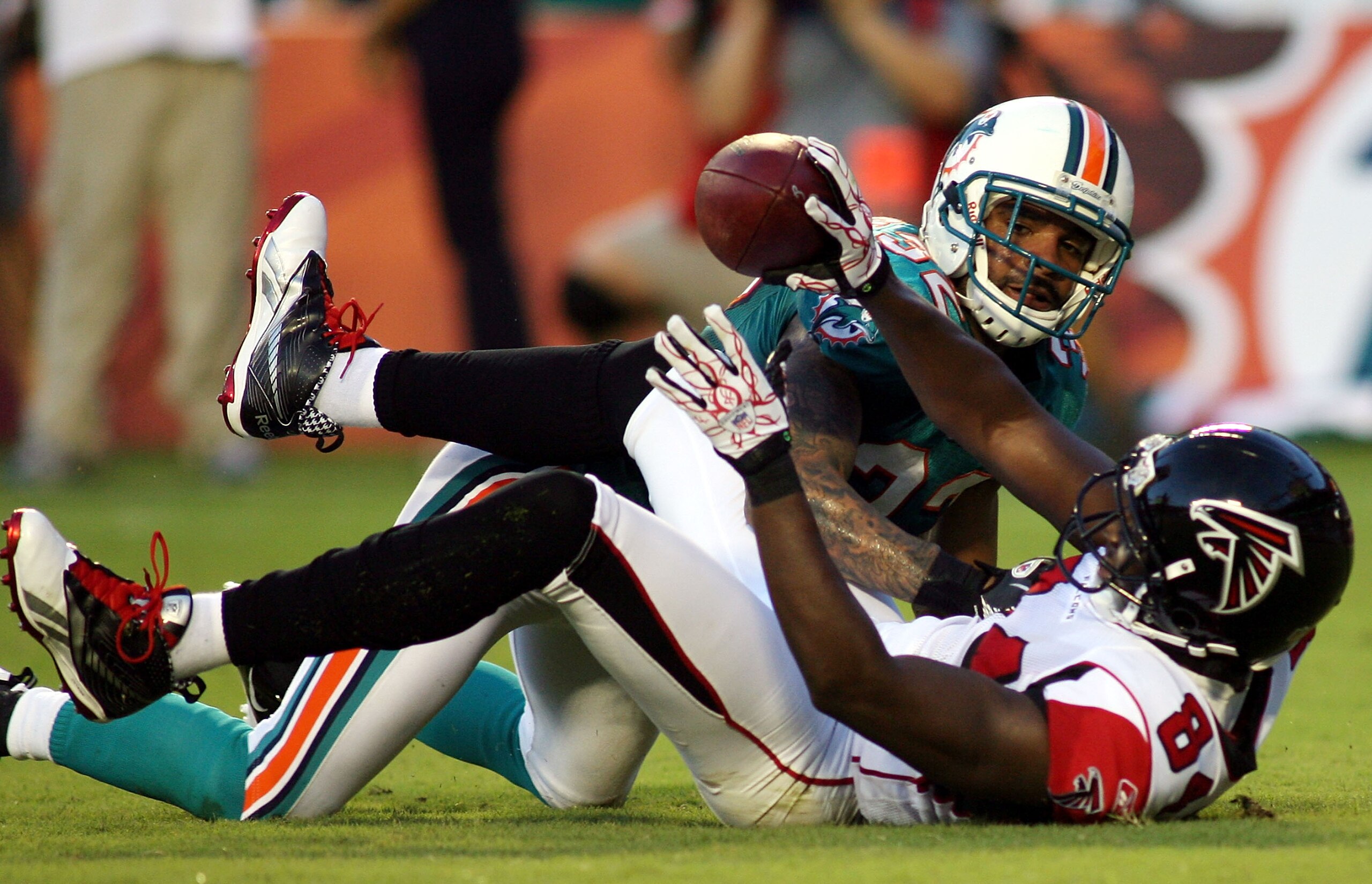 MIAMI - AUGUST 27: Wide receiver Roddy White #84 (R) of the Atlanta Falcons catches a touchdown pass against cornerback Jason Allen #32 of the Miami Dolphins at Sun Life Stadium on August 27, 2010 in Miami, Florida.  (Photo by Marc Serota/Getty Images)