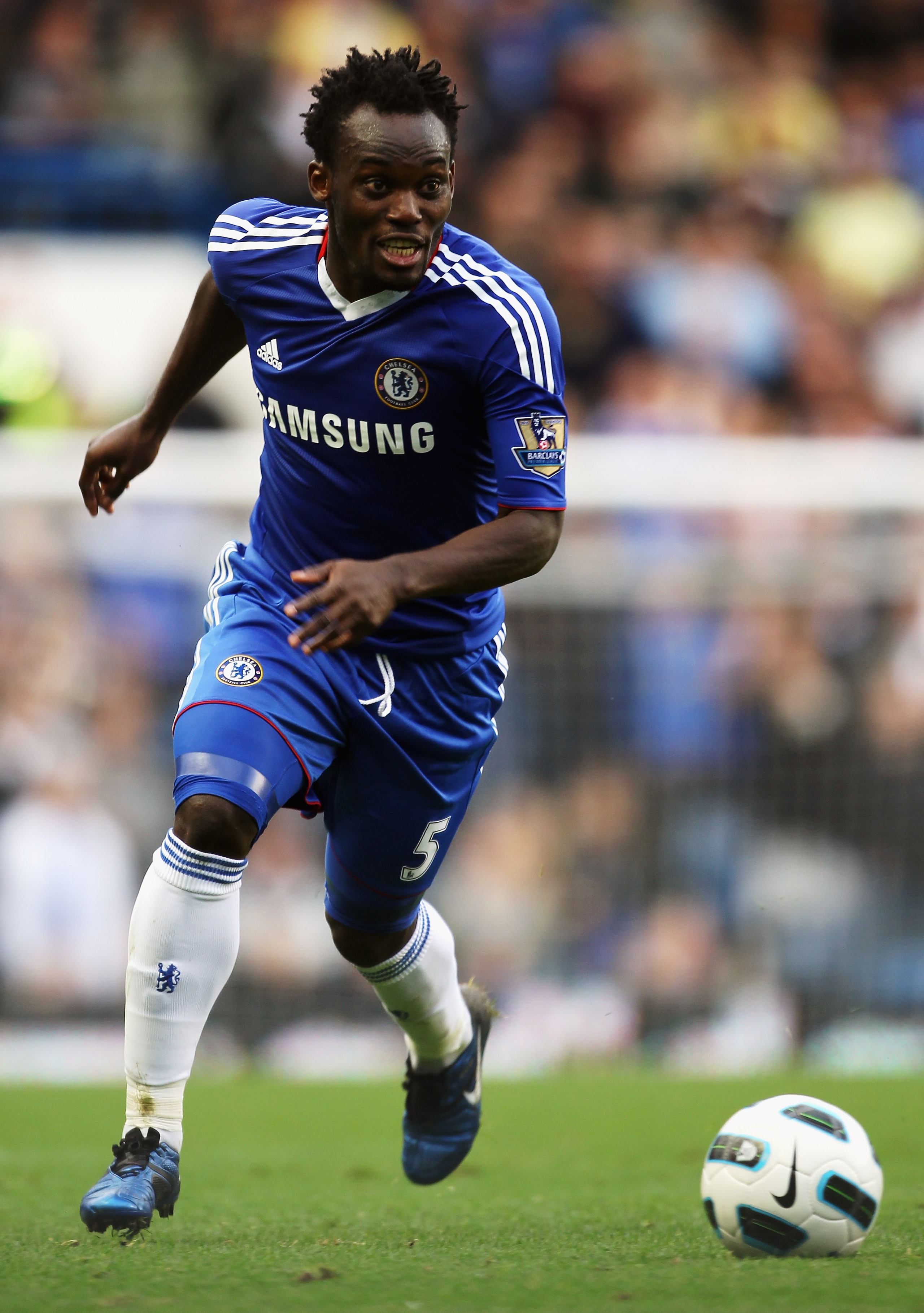 LONDON, ENGLAND - OCTOBER 03:  Michael Essien of Chelsea in action during the Barclays Premier League match between Chelsea and Arsenal at Stamford Bridge on October 3, 2010 in London, England.  (Photo by Bryn Lennon/Getty Images)