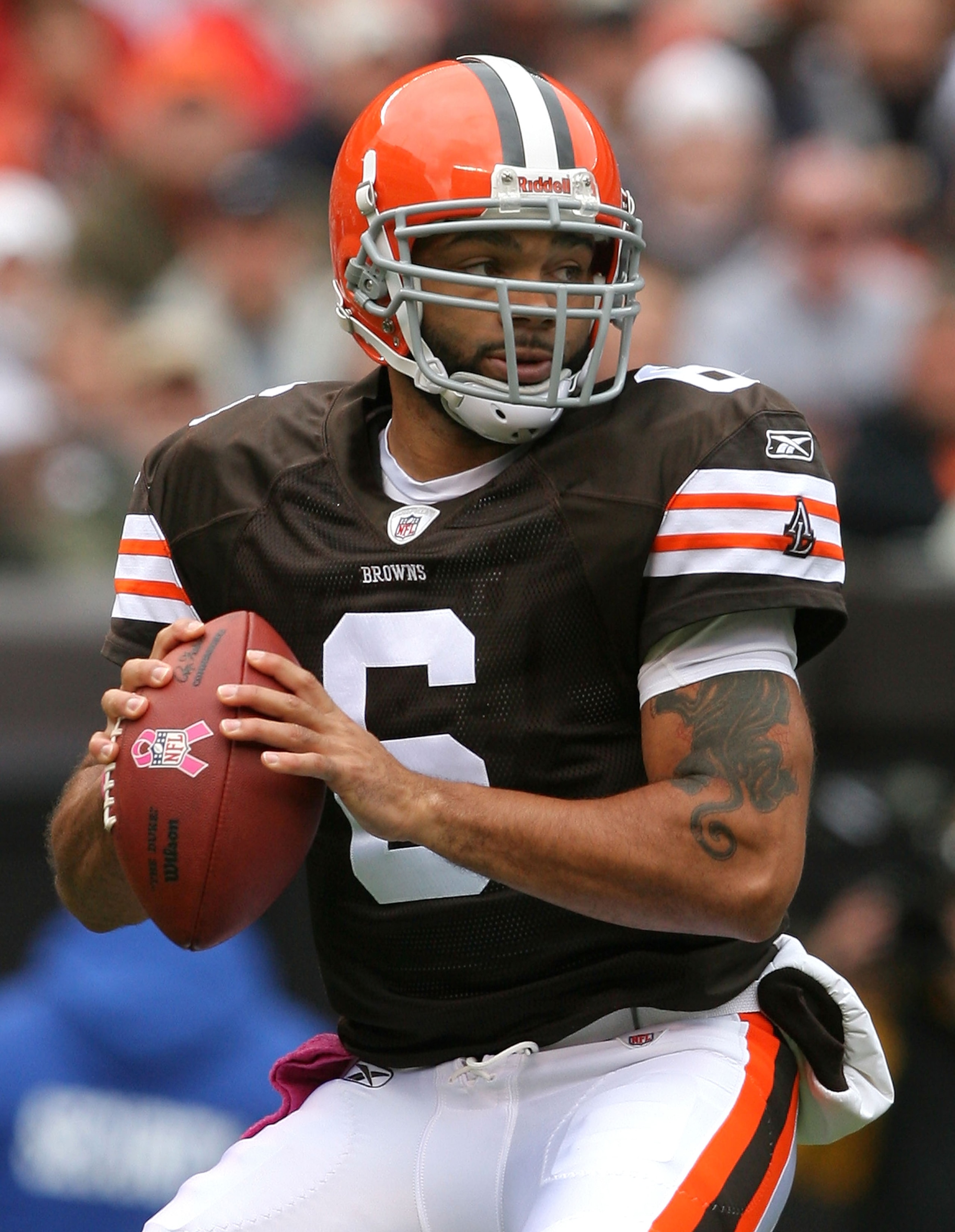 CLEVELAND - OCTOBER 03:  Quarterback Seneca Wallace #6 of the Cleveland Browns looks for a receiver against the Cincinnati Bengals at Cleveland Browns Stadium on October 3, 2010 in Cleveland, Ohio.  (Photo by Matt Sullivan/Getty Images)