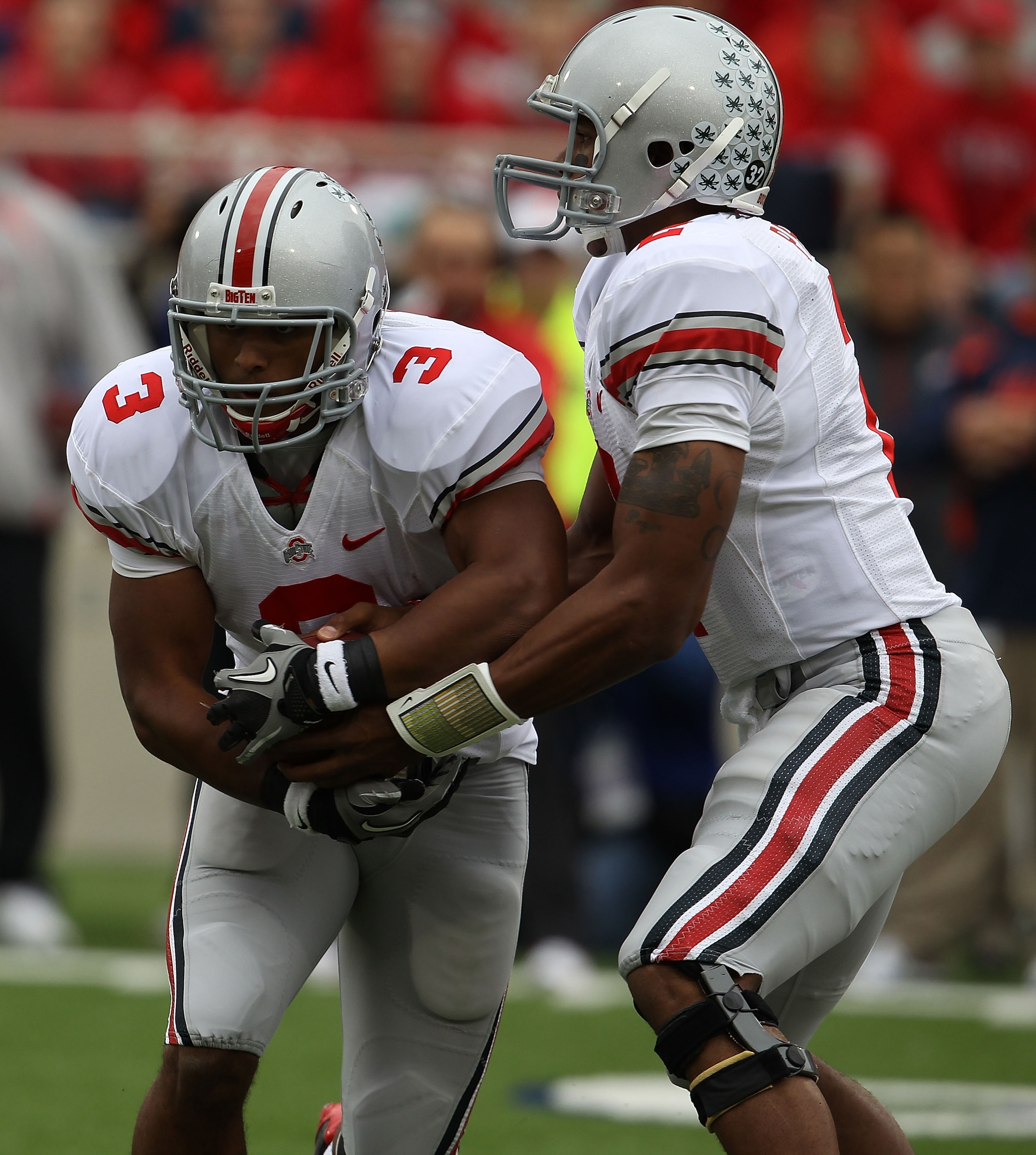 CHAMPAIGN, IL - OCTOBER 02: Terrelle Pryor #2 of the Ohio State Buckeyes fakes a hand-off to teammate Brandon Saine #3 against the Illinois Fighting Illini at Memorial Stadium on October 2, 2010 in Champaign, Illinois. Ohio State defeated Illinois 24-13.