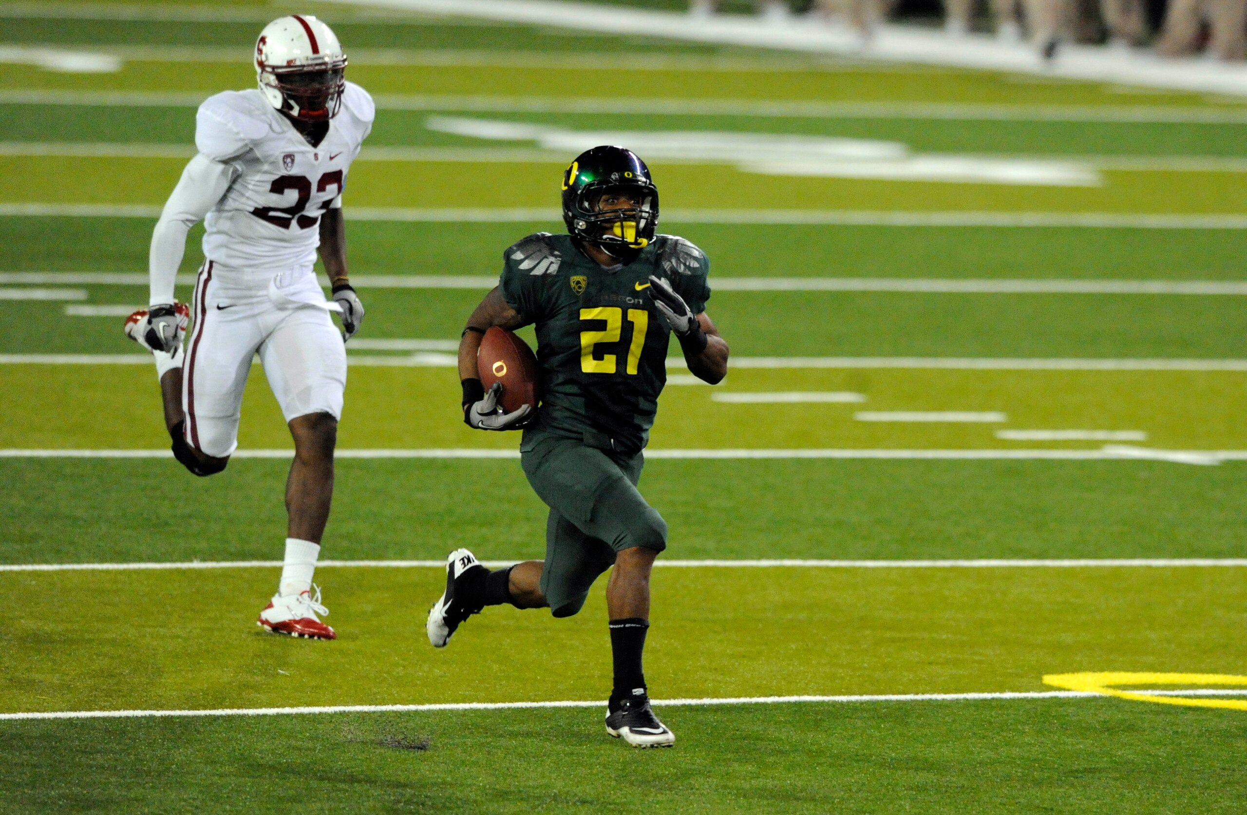 EUGENE, OR - OCTOBER 2: Running back LaMichael James #21 of the Oregon Ducks heads for the end zone on a 76-yard touchdown run  the fourth quarter of the game against the Stanford Cardinal at Autzen Stadium on October 2, 2010 in Eugene, Oregon. James had 
