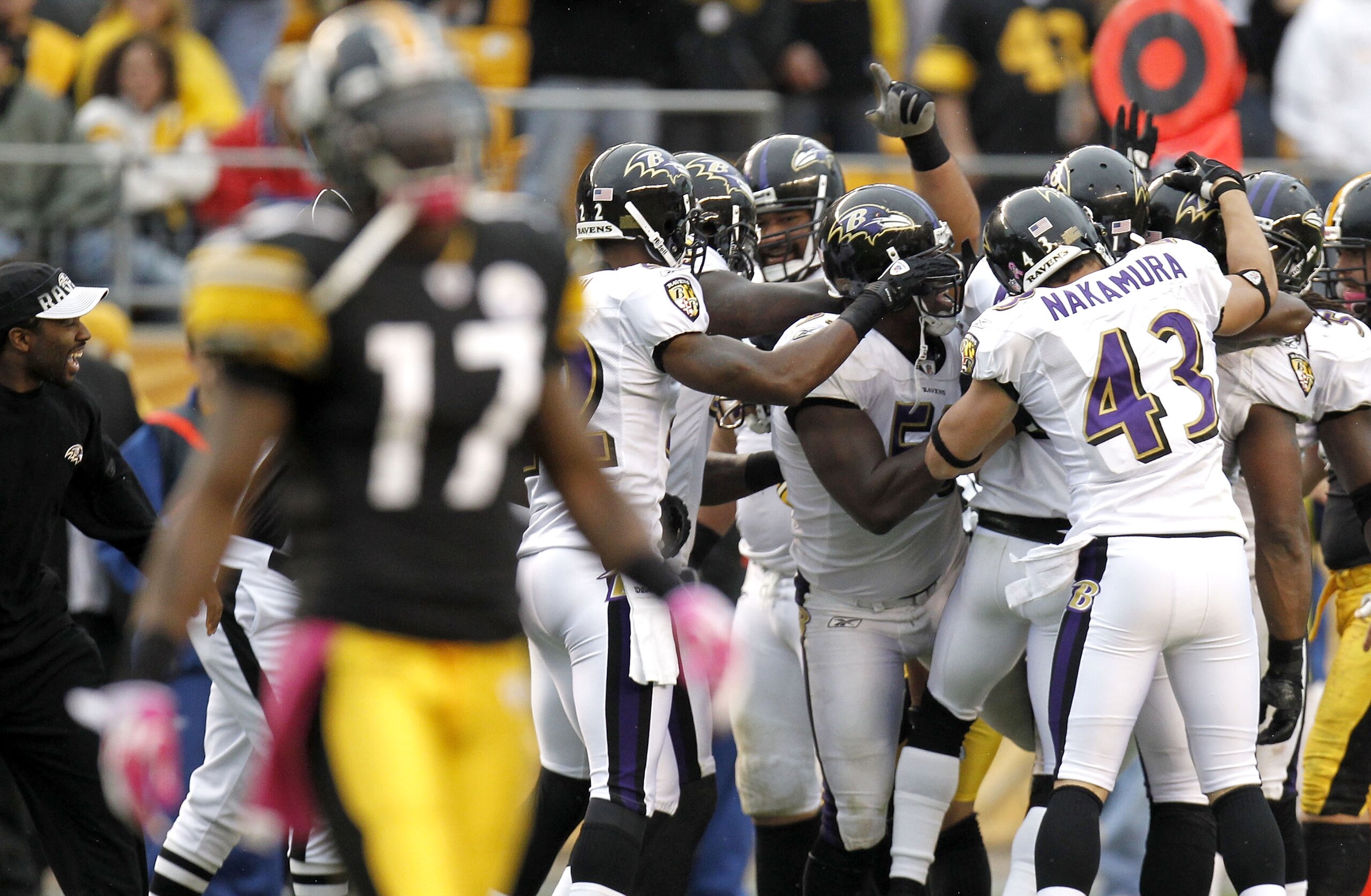 PITTSBURGH - OCTOBER 03: The Baltimore Ravens celebrate a interception by Ray Lewis #52 with only seconds left in the fourth quarter behind Mike Wallace #17 of the Pittsburgh Steelers on October 3, 2010 at Heinz Field in Pittsburgh, Pennsylvania. Pittsbur