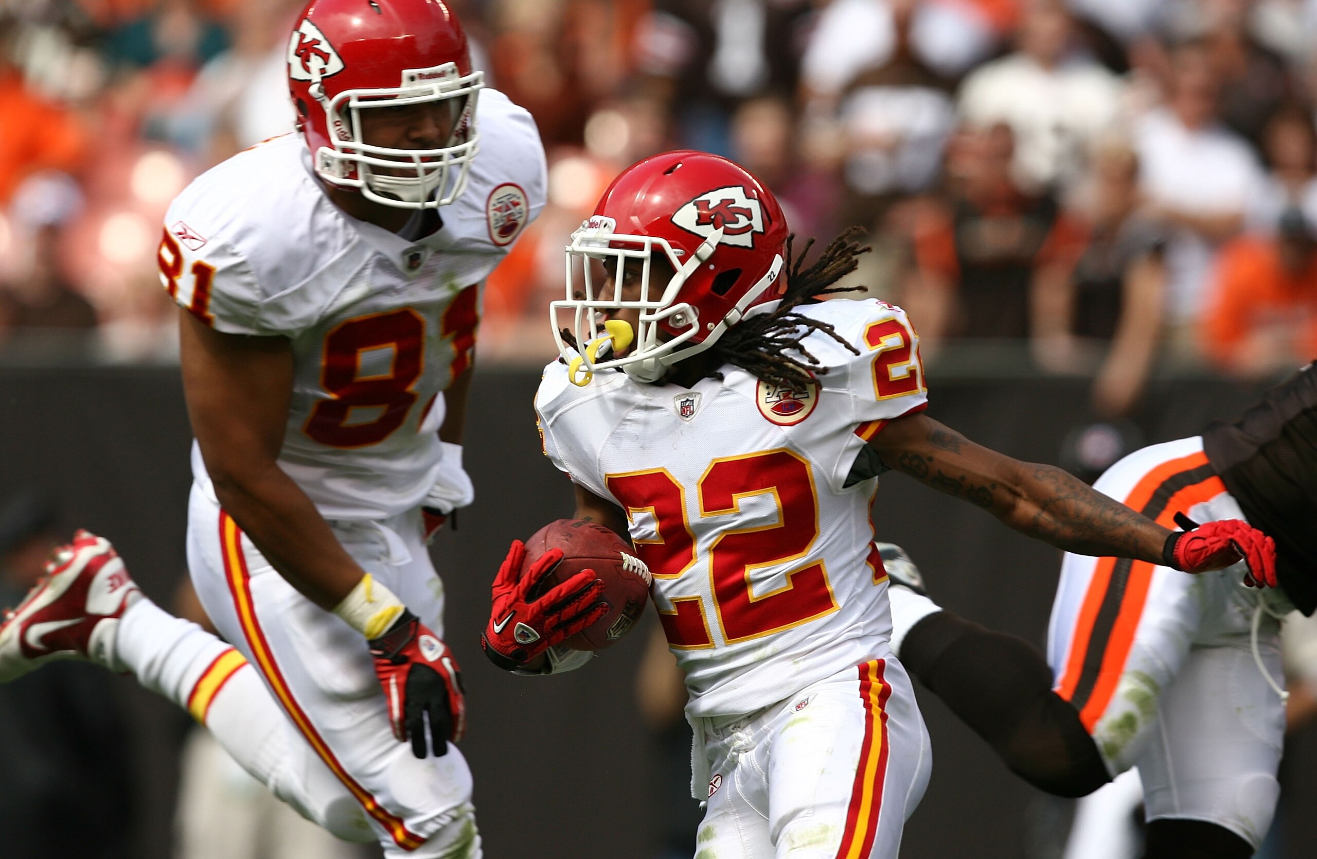 CLEVELAND - SEPTEMBER 19: Wide receiver Dexter McCluster #22 of the Kansas City Chiefs runs the ball by tight end Tony Moeaki #81 against the Cleveland Browns at Cleveland Browns Stadium on September 19, 2010 in Cleveland, Ohio. (Photo by Matt Sullivan/ CLEVELAND - SEPTEMBER 19: Wide receiver Dexter McCluster #22 of the Kansas City Chiefs runs the ball by tight end Tony Moeaki #81 against the Cleveland Browns at Cleveland Browns Stadium on September 19, 2010 in Cleveland, Ohio. (Photo by Matt Sullivan/