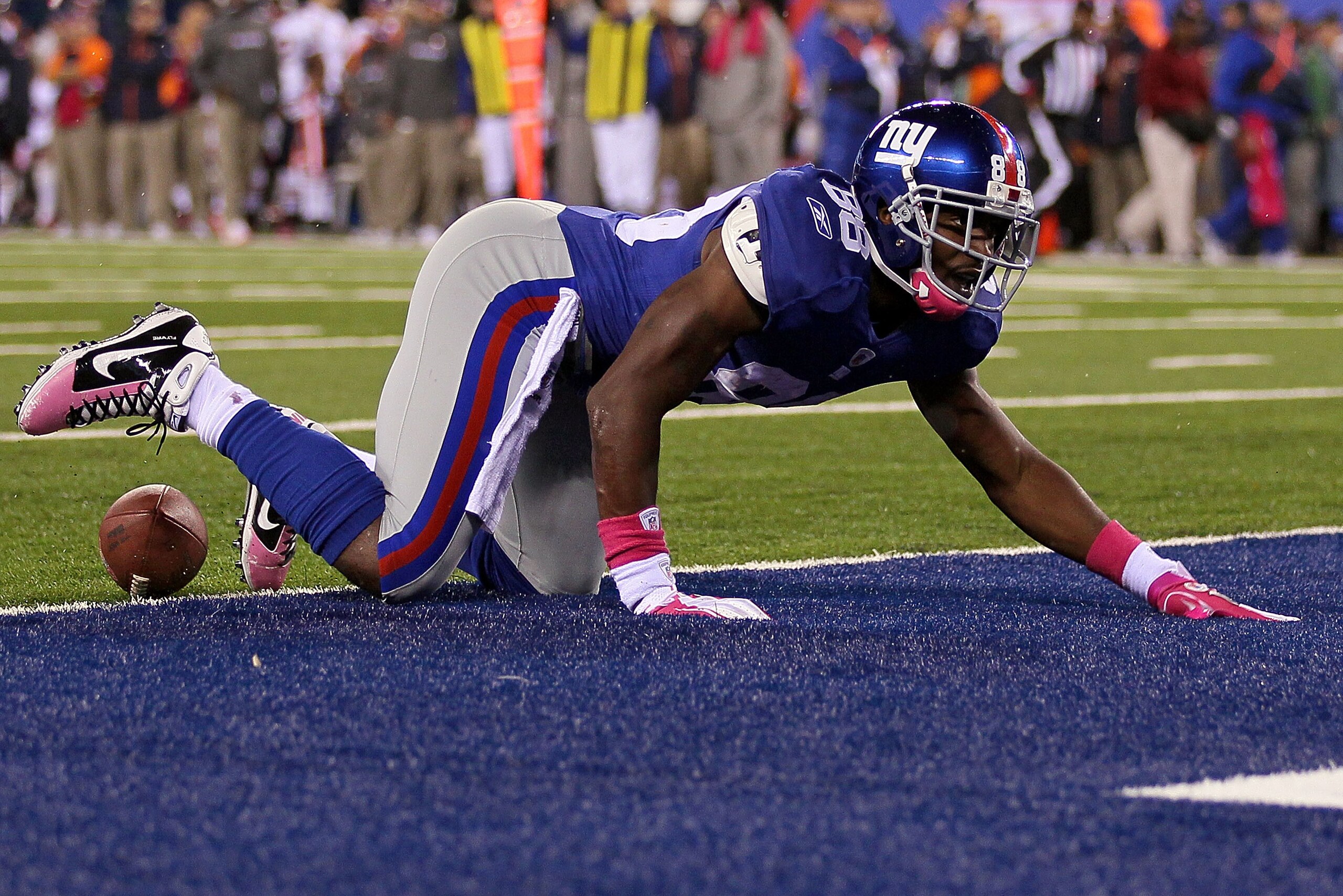 EAST RUTHERFORD, NJ - OCTOBER 03: Hakeem Nicks #88 of the New York Giants crawls towards the endzone after a catch against the Chicago Bears at New Meadowlands Stadium on October 3, 2010 in East Rutherford, New Jersey. (Photo by Chris McGrath/Getty Imag EAST RUTHERFORD, NJ - OCTOBER 03: Hakeem Nicks #88 of the New York Giants crawls towards the endzone after a catch against the Chicago Bears at New Meadowlands Stadium on October 3, 2010 in East Rutherford, New Jersey. (Photo by Chris McGrath/Getty Imag