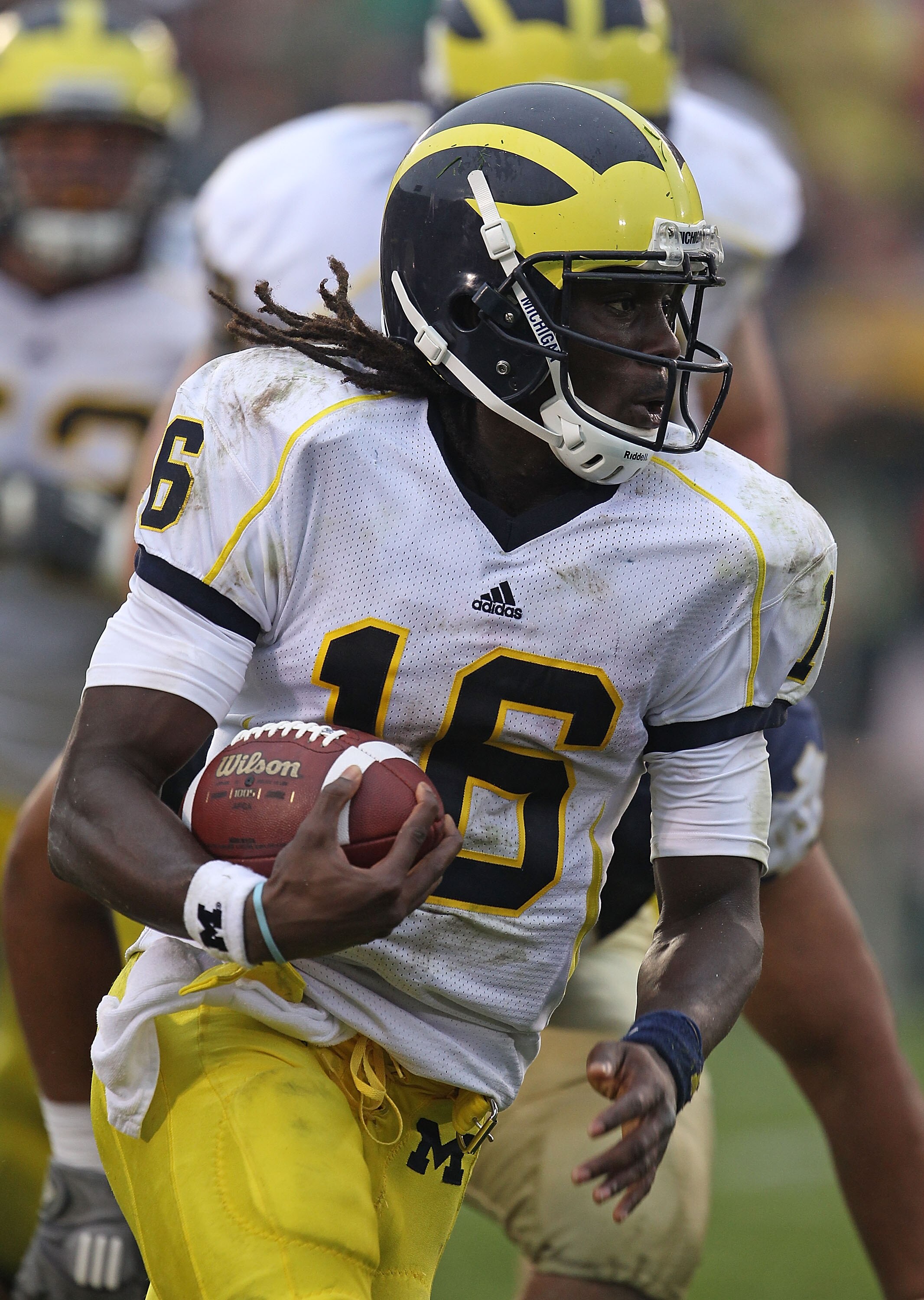 SOUTH BEND, IN - SEPTEMBER 11: Denard Robinson #16 of the Michigan Wolverines takes off on an 87 yard touchdown run against the Notre Dame Fighting Irish at Notre Dame Stadium on September 11, 2010 in South Bend, Indiana. (Photo by Jonathan Daniel/Getty I