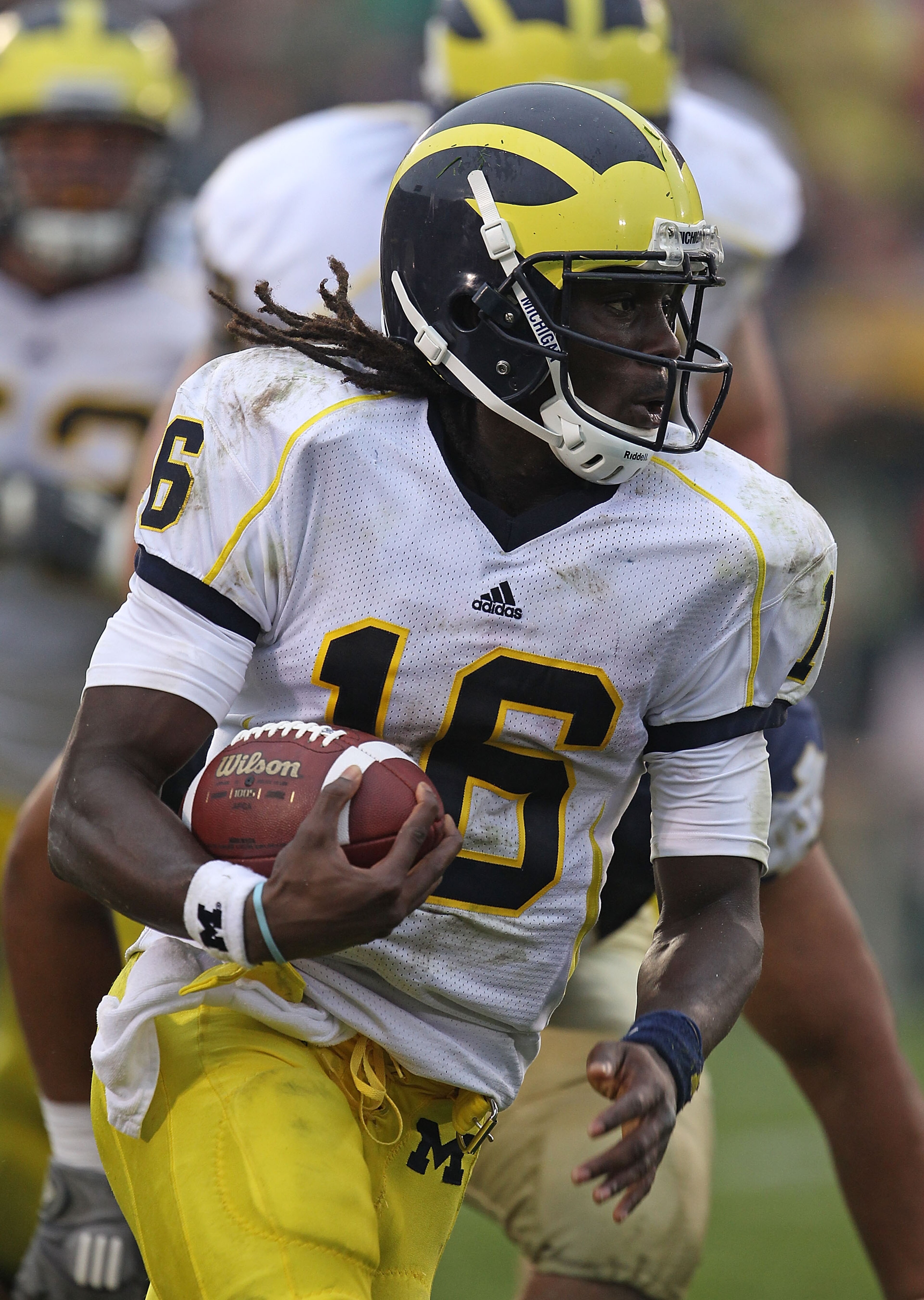 SOUTH BEND, IN - SEPTEMBER 11: Denard Robinson #16 of the Michigan Wolverines takes off on an 87 yard touchdown run against the Notre Dame Fighting Irish at Notre Dame Stadium on September 11, 2010 in South Bend, Indiana. (Photo by Jonathan Daniel/Getty I