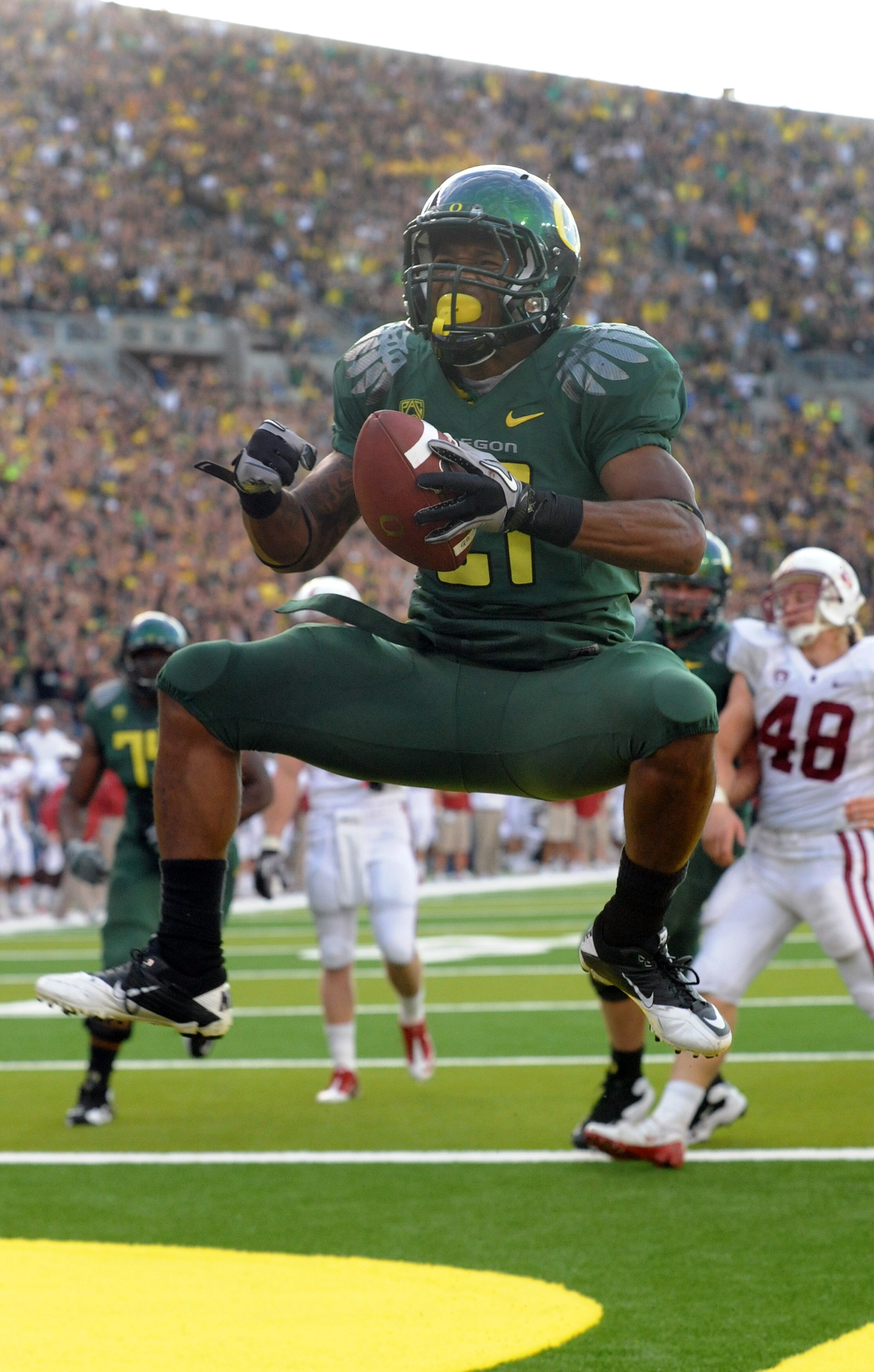 EUGENE, OR - OCTOBER 2: Running back LaMichael James #21 of the Oregon Ducks celebrates as he scores a touchdown in the second quarter of the game against the Stanford Cardinal at Autzen Stadium on October 2, 2010 in Eugene, Oregon. (Photo by Steve Dykes/