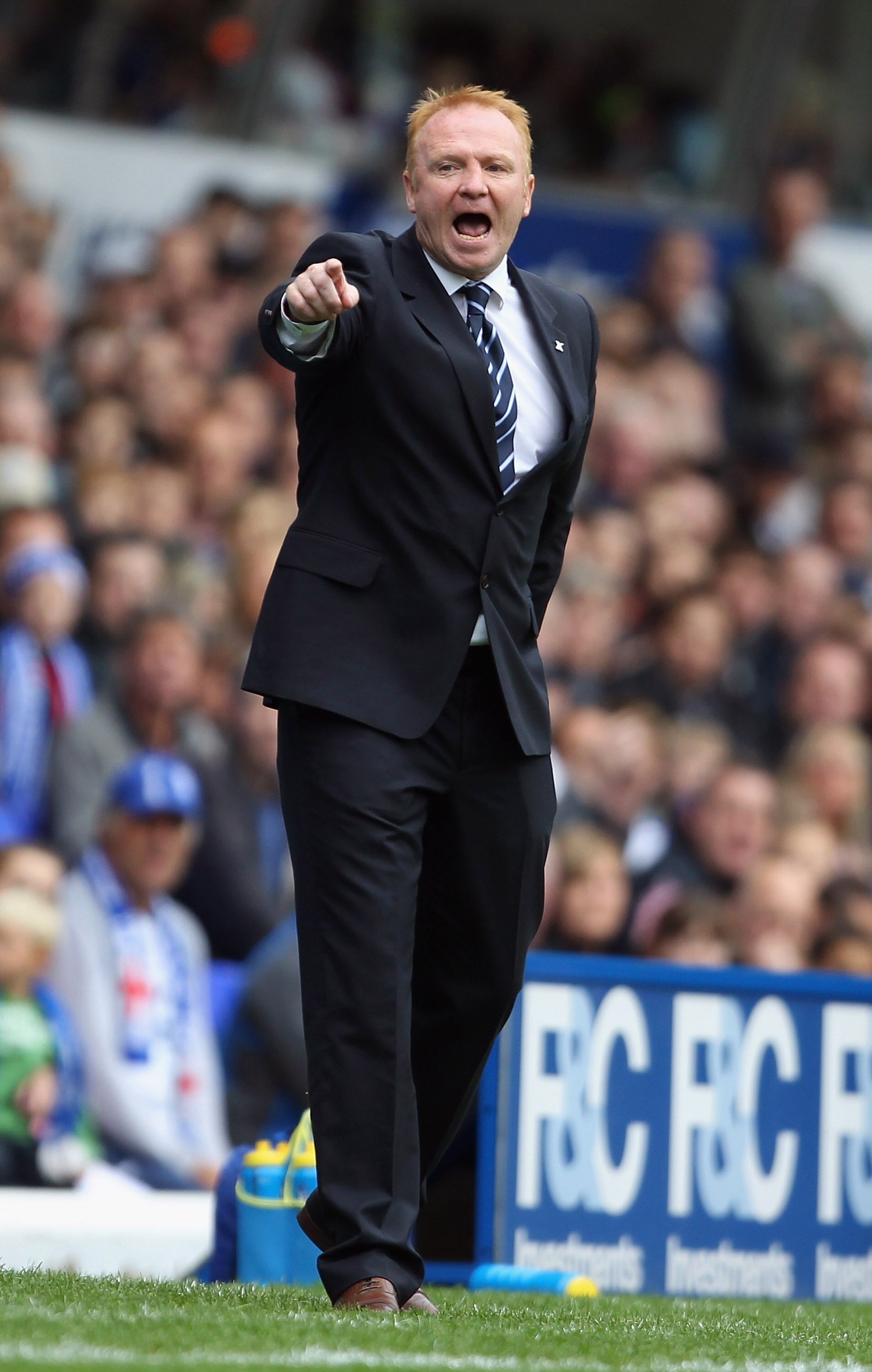 BIRMINGHAM, ENGLAND - OCTOBER 02: Birmingham City Manager Alex McLeish shouts instructions during the Barclays Premier League match between Birmingham City and Everton at St Andrews on October 2, 2010 in Birmingham, England. (Photo by Bryn Lennon/Getty I BIRMINGHAM, ENGLAND - OCTOBER 02: Birmingham City Manager Alex McLeish shouts instructions during the Barclays Premier League match between Birmingham City and Everton at St Andrews on October 2, 2010 in Birmingham, England. (Photo by Bryn Lennon/Getty I