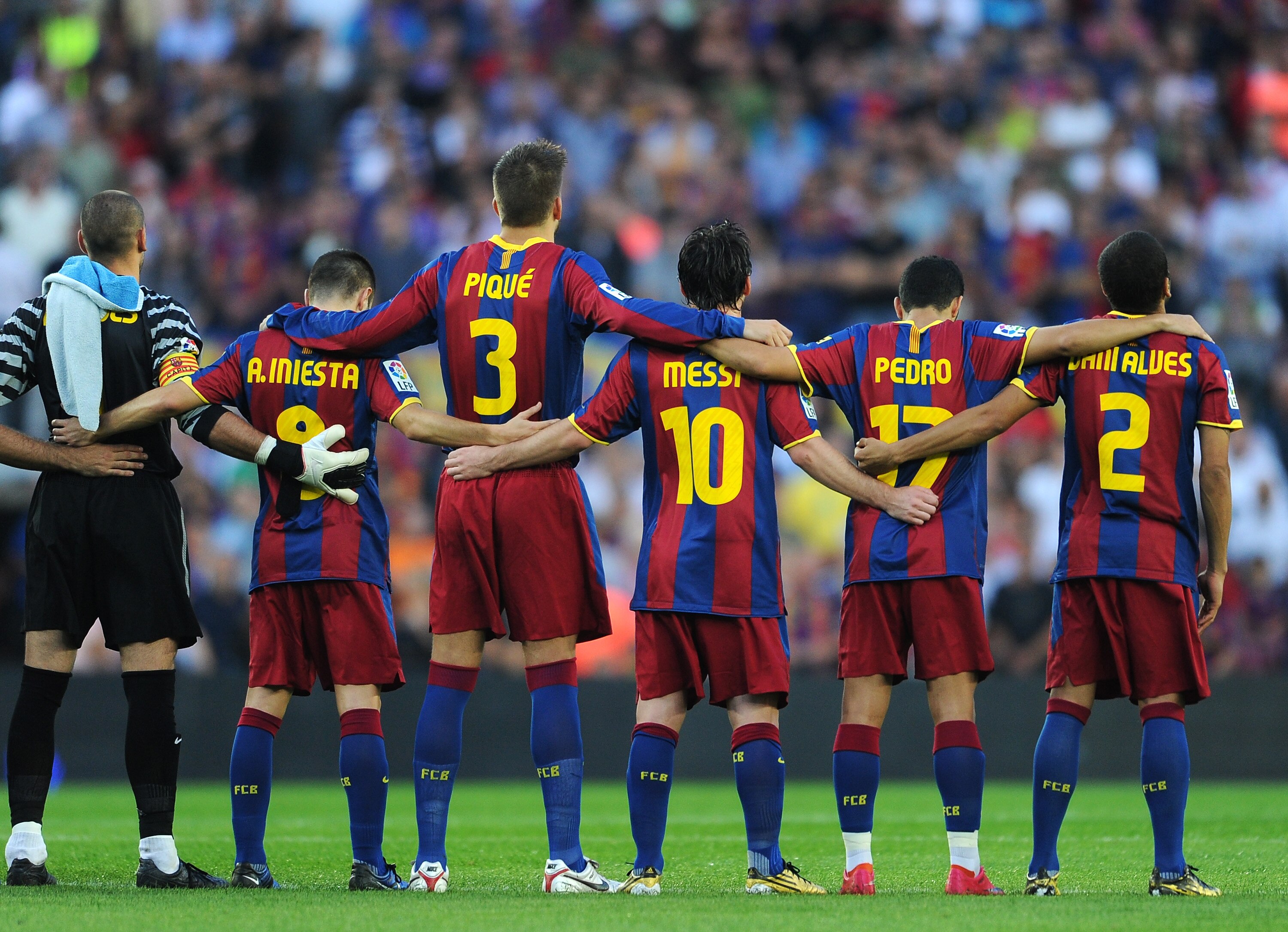 BARCELONA, SPAIN - OCTOBER 03:  Lionel Messi (3rd R) of Barcelona observes a moment of silence with his teammates for Eduard Manchon during the La Liga match between Barcelona and Mallorca at the Camp Nou stadium on October 3, 2010 in Barcelona, Spain. Th