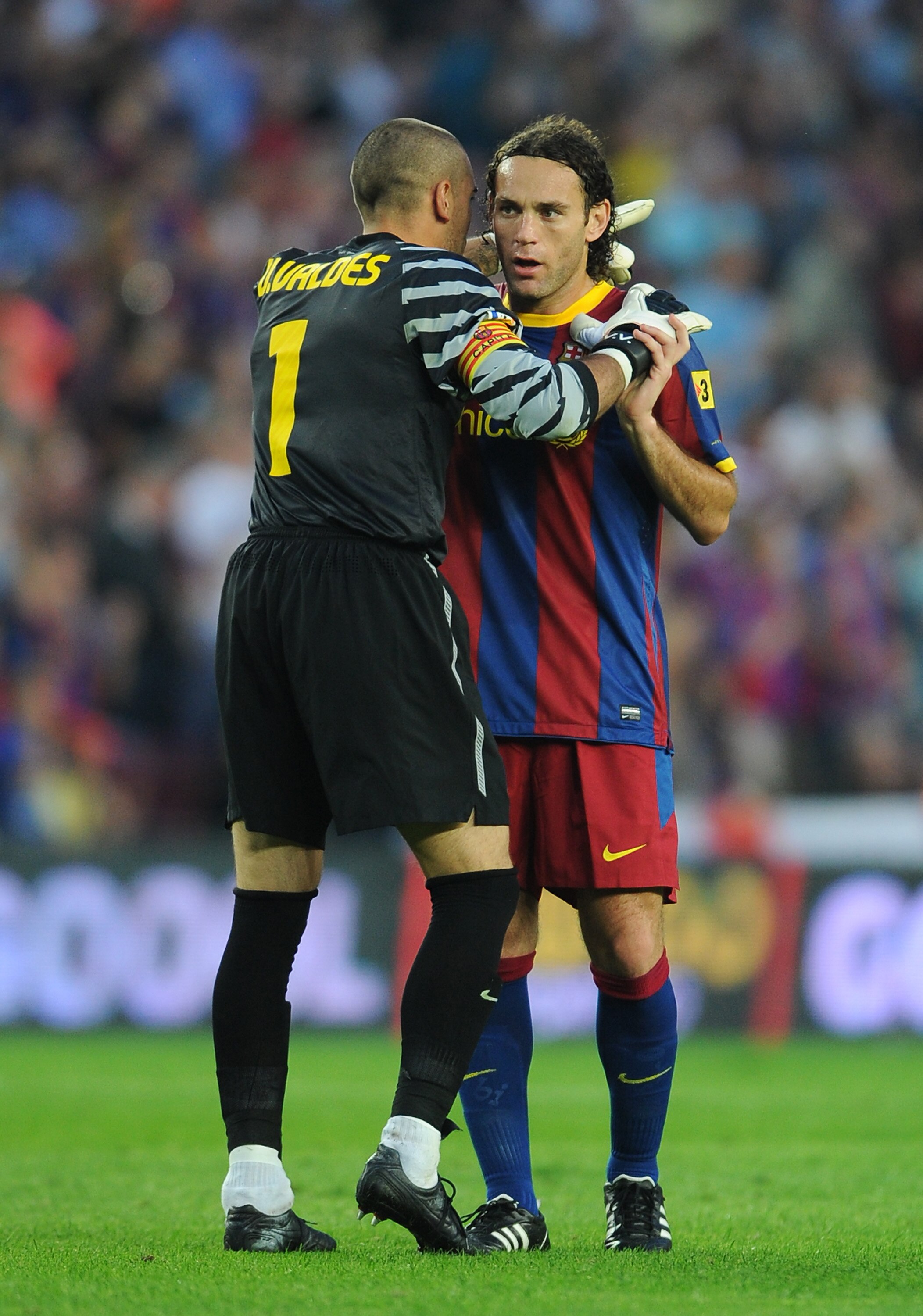 BARCELONA, SPAIN - OCTOBER 03:  Goalkeeper Victor Valdes (L) of Barcelona talks with his teammate Gabriel Milito during the La Liga match between Barcelona and Mallorca at the Camp Nou stadium on October 3, 2010 in Barcelona, Spain. The match ended in a 1