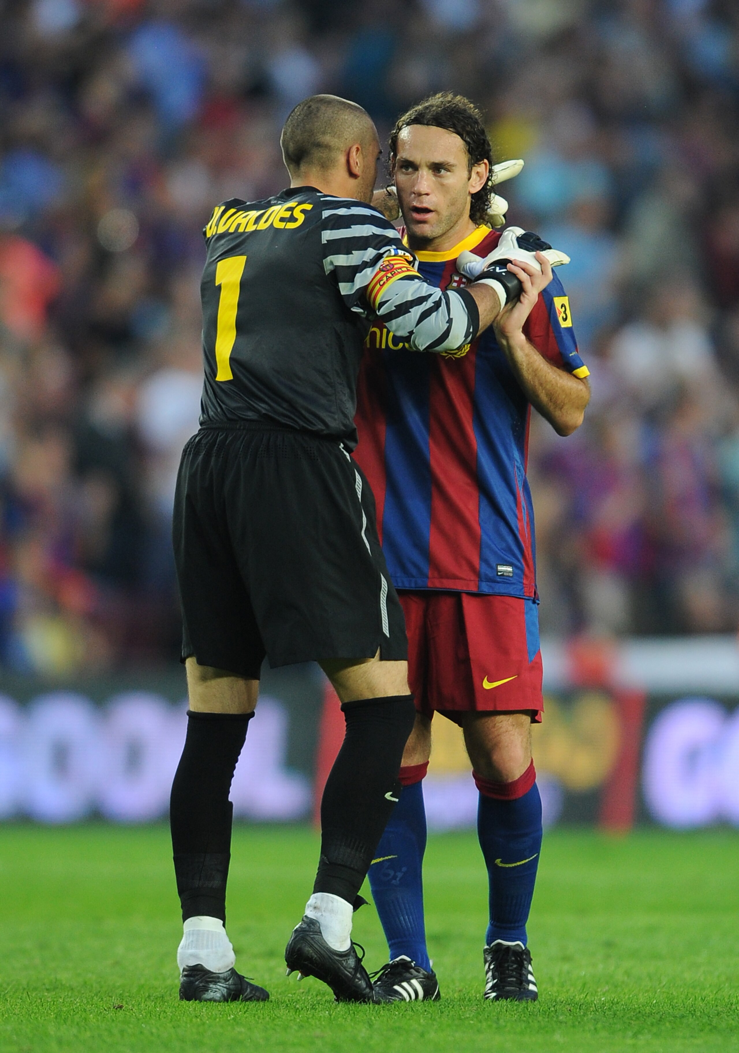 BARCELONA, SPAIN - OCTOBER 03:  Goalkeeper Victor Valdes (L) of Barcelona talks with his teammate Gabriel Milito during the La Liga match between Barcelona and Mallorca at the Camp Nou stadium on October 3, 2010 in Barcelona, Spain. The match ended in a 1