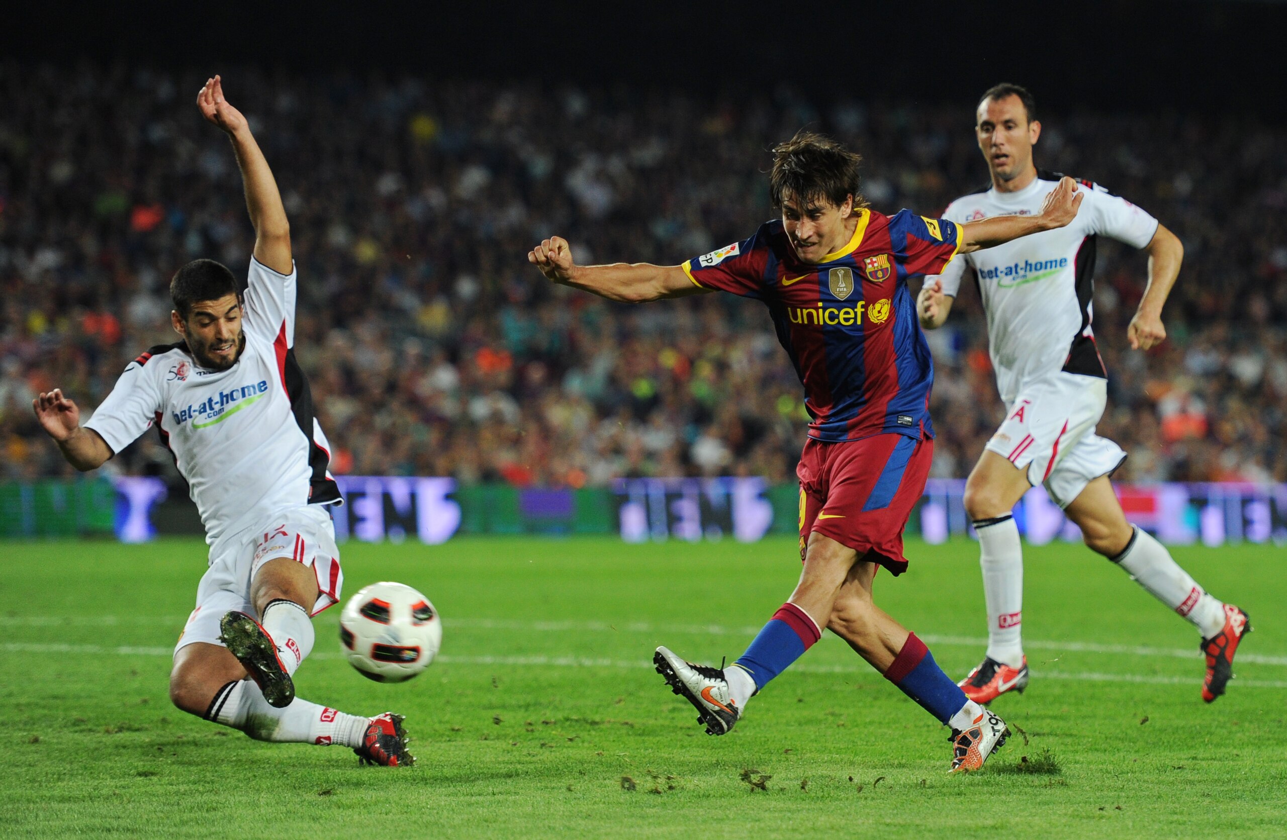 BARCELONA, SPAIN - OCTOBER 03:  Bojan Krkic (L) of Barcelona fails to score past Ivan Ramis of Mallorca during the La Liga match between Barcelona and Mallorca at the Camp Nou stadium on October 3, 2010 in Barcelona, Spain. The match ended in a 1-1 draw. 