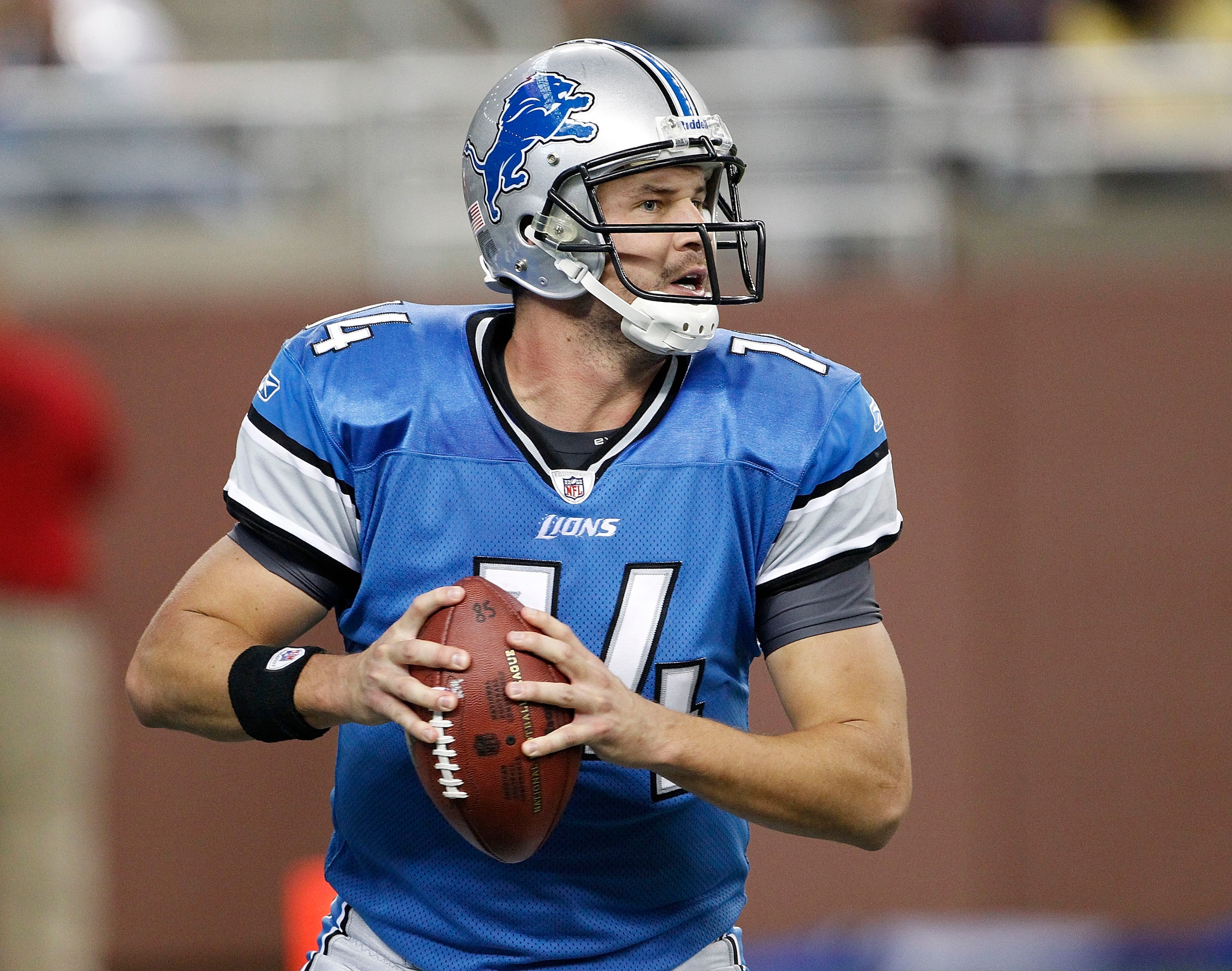 DETROIT - SEPTEMBER 19:  Shaun Hill #14 of the Detroit Lions drops back to pass during the game against the Philadelphia Eagles at Ford Field on September 19, 2010 in Detroit, Michigan. The Eagles defeated the Lions 35-32.  (Photo by Leon Halip/Getty Imag