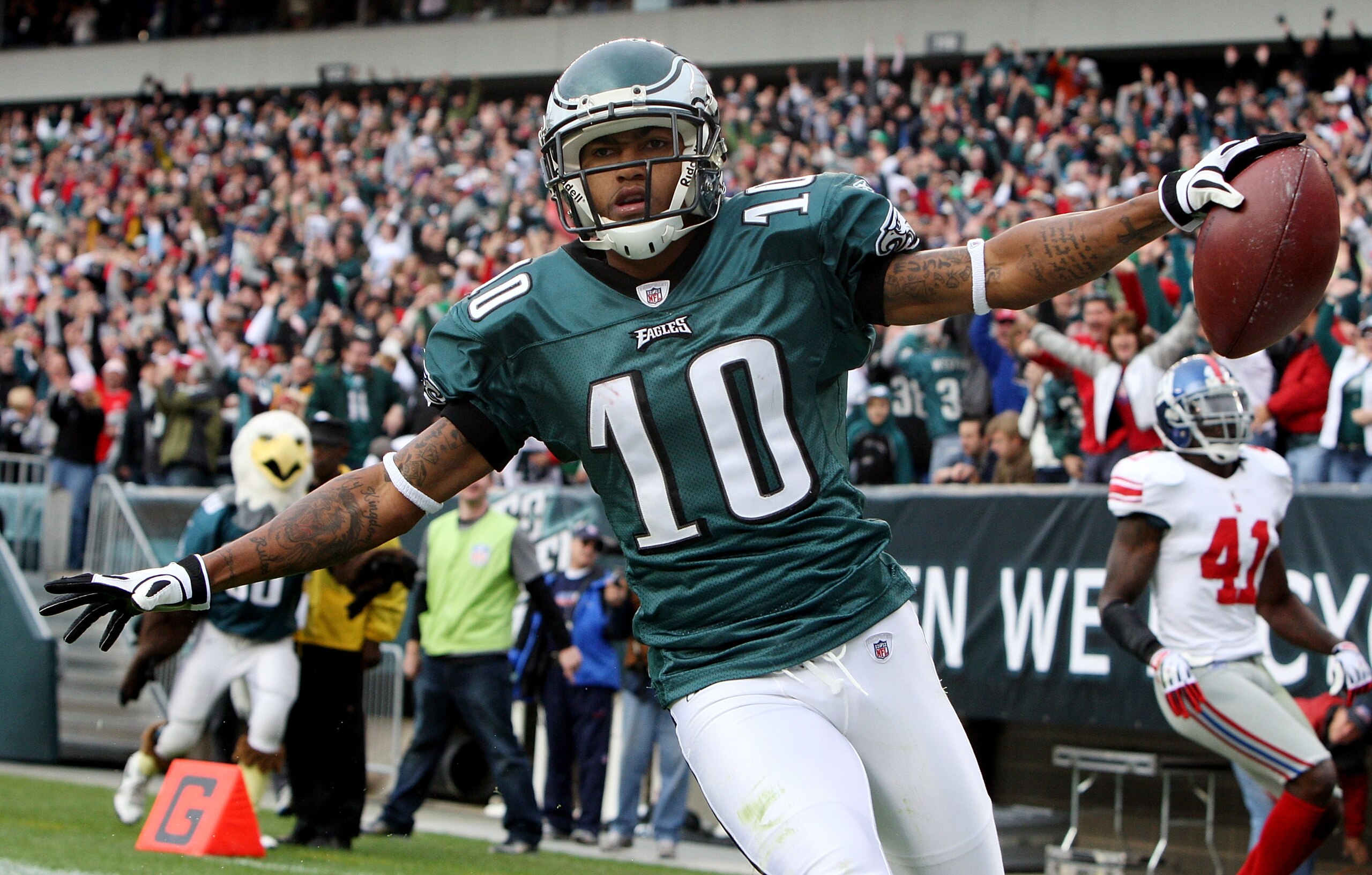 PHILADELPHIA - NOVEMBER 01:  DeSean Jackson #10 of the Philadelphia Eagles celebrates his second quarter touchdown against the New York Giants on November 1, 2009 at Lincoln Financial Field in Philadelphia, Pennsylvania.  (Photo by Jim McIsaac/Getty Image