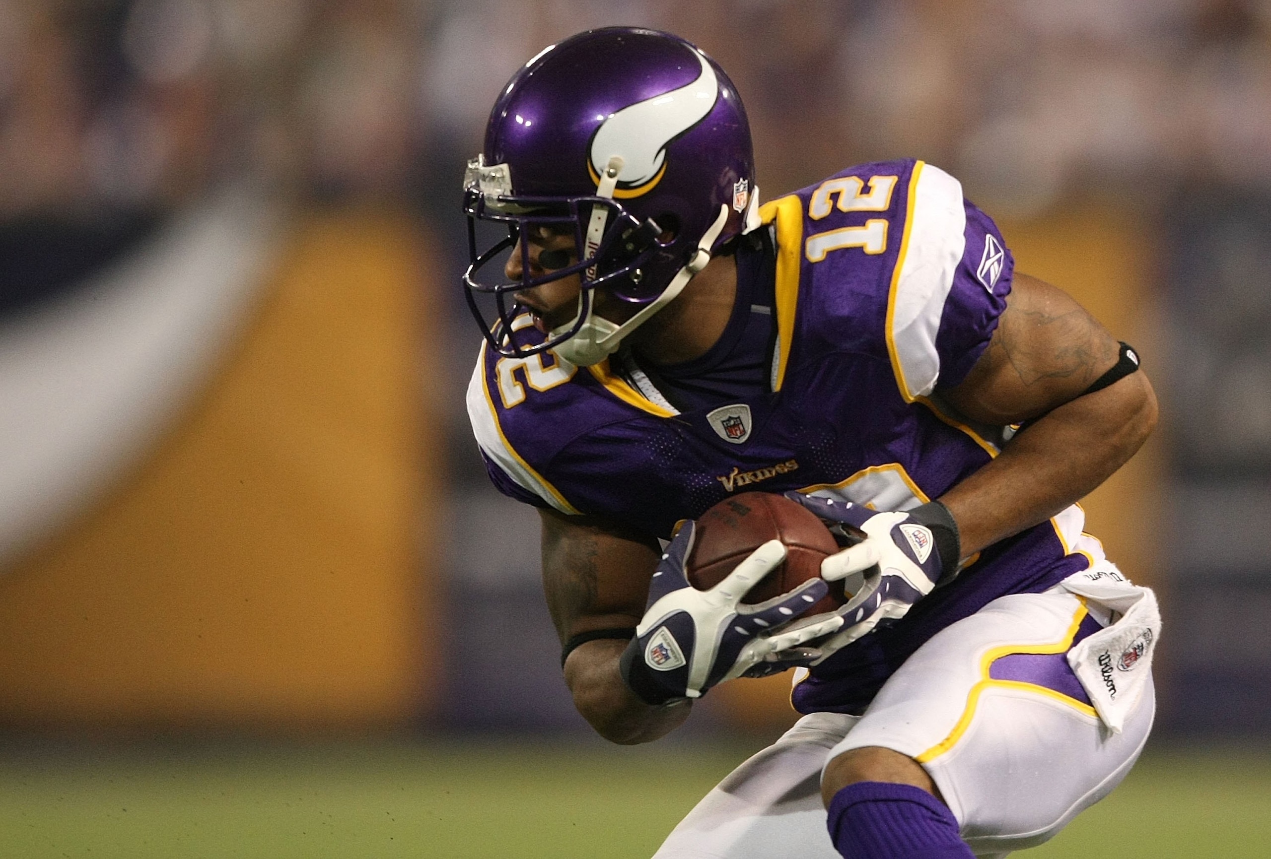 MINNEAPOLIS - NOVEMBER 22:  Percy Harvin #12 of the Minnesota Vikings runs the ball against the Seattle Seahawks at Hubert H. Humphrey Metrodome on November 22, 2009 in Minneapolis, Minnesota.  (Photo by Nick Laham/Getty Images)