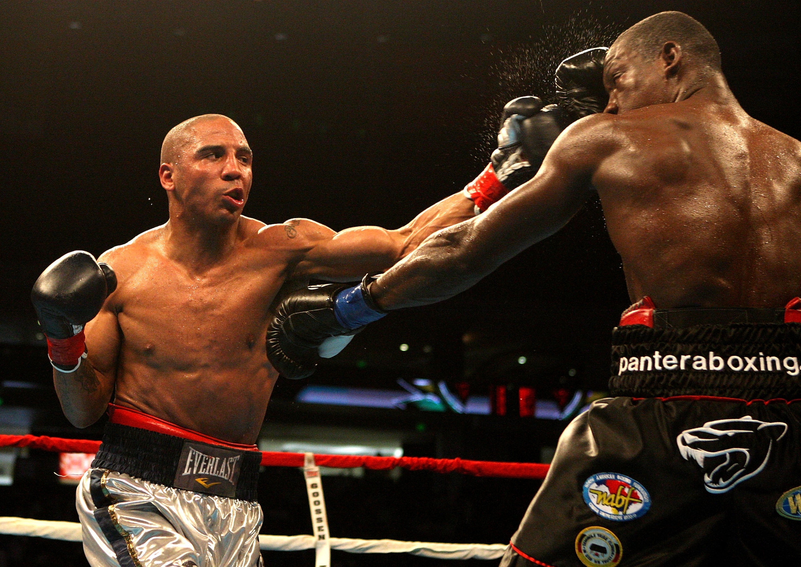 OAKLAND, CA - MAY 16:  Andre Ward (L) punches Edison Miranda during the NABO and NABF Super Middleweight Championship boxing match on May 16, 2009 at the Oakland-Alameda County Coliseum in Oakland, California.  (Photo by Jed Jacobsohn/Getty Images)