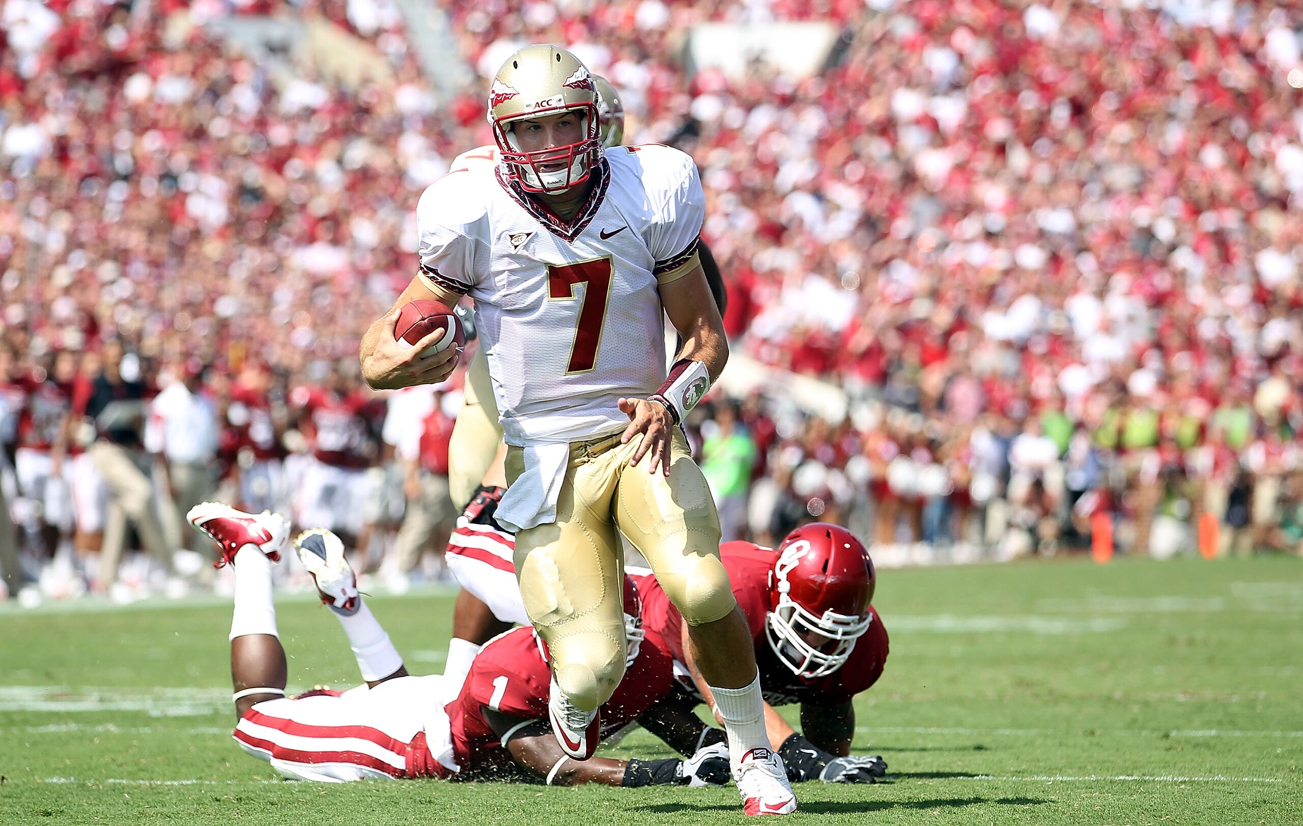 NORMAN, OK - SEPTEMBER 11: Quarterback Christian Ponder #7 of the Florida State Seminoles runs the ball against the Oklahoma Sooners at Gaylord Family Oklahoma Memorial Stadium on September 11, 2010 in Norman, Oklahoma. (Photo by Ronald Martinez/Getty I NORMAN, OK - SEPTEMBER 11: Quarterback Christian Ponder #7 of the Florida State Seminoles runs the ball against the Oklahoma Sooners at Gaylord Family Oklahoma Memorial Stadium on September 11, 2010 in Norman, Oklahoma. (Photo by Ronald Martinez/Getty I