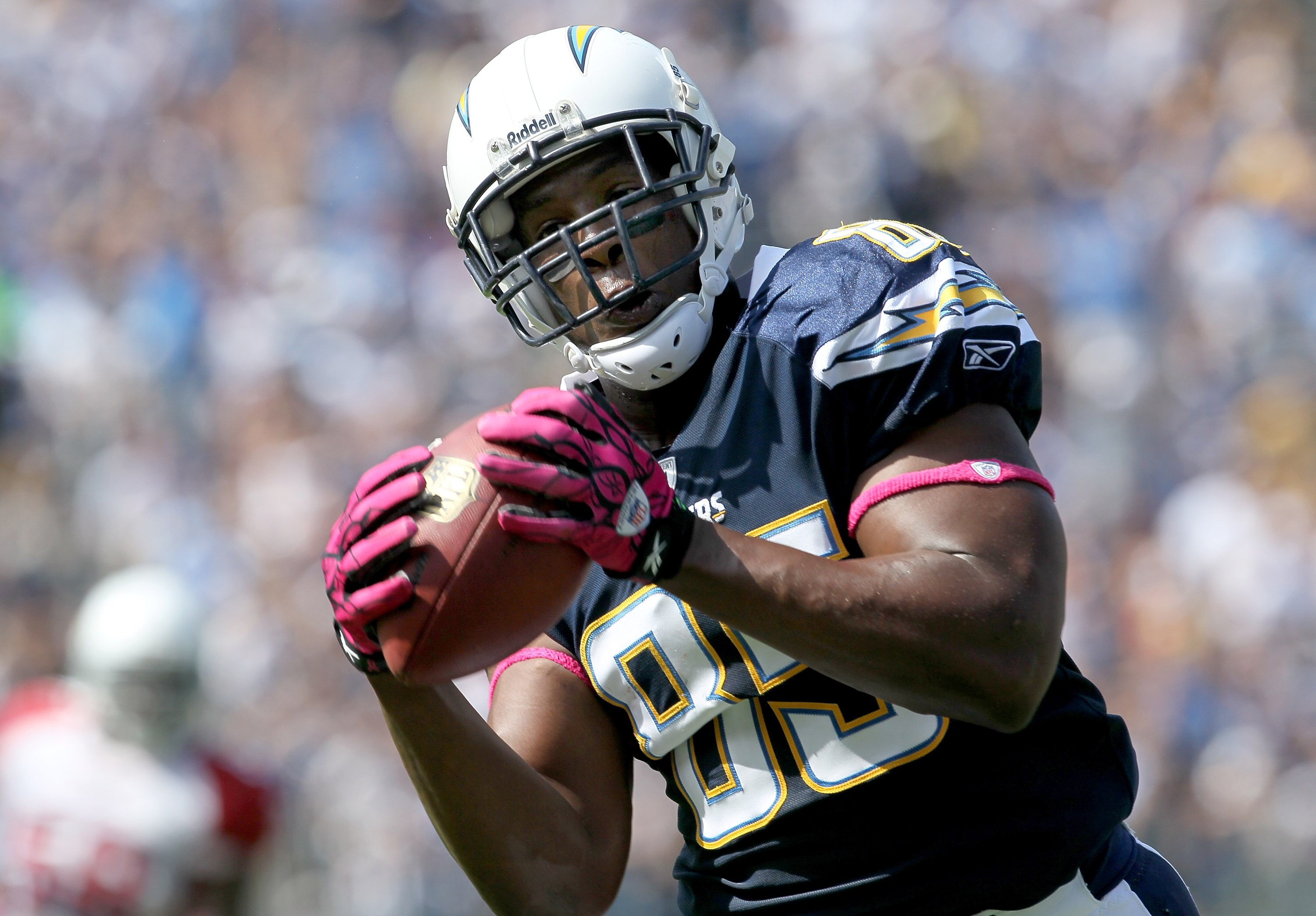 SAN DIEGO - OCTOBER 3: Tight end Antonio Gates #85 of the San Diego Chargers catches a 33 yard touchdown pass in the first quarter against the Arizona Cardinals at Qualcomm Stadium on October 3, 2010 in San Diego, California.  (Photo by Stephen Dunn/Getty