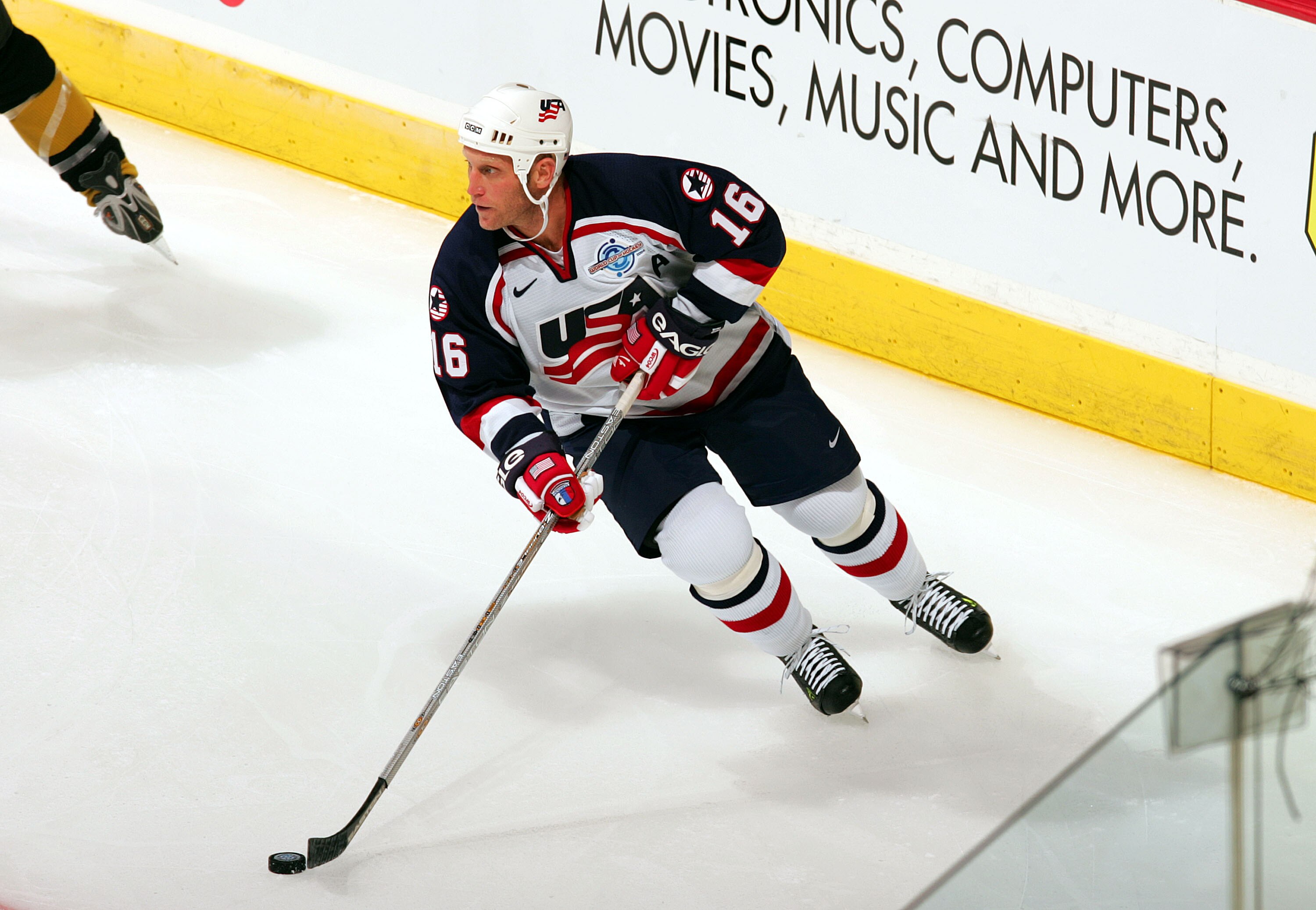 MONTREAL - AUGUST 31:  Brett Hull #16 of Team USA handles the puck against Team Canada during the World Cup of Hockey on August 31, 2004 at the Bell Centre in Montreal, Quebec, Canada.  Canada defeated USA 2-1.  (Photo by Harry How/Getty Images)
