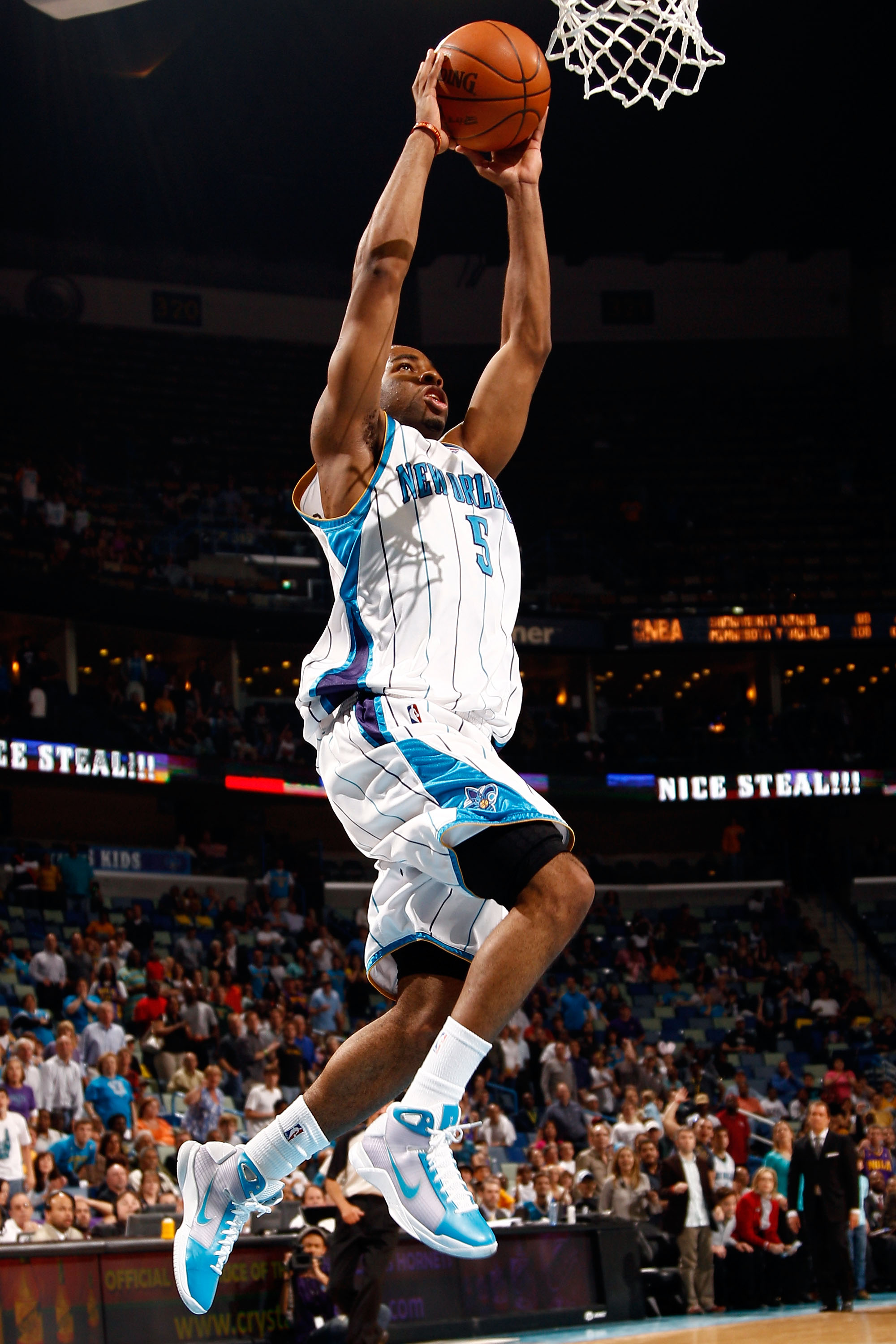 NEW ORLEANS - MARCH 31:  Marcus Thornton #5 of the New Orleans Hornets dunks the ball against the Washington Wizards at New Orleans Arena on March 31, 2010 in New Orleans, Louisiana.  The Wizards defeated the Hornets 96-91.  NOTE TO USER: User expressly a