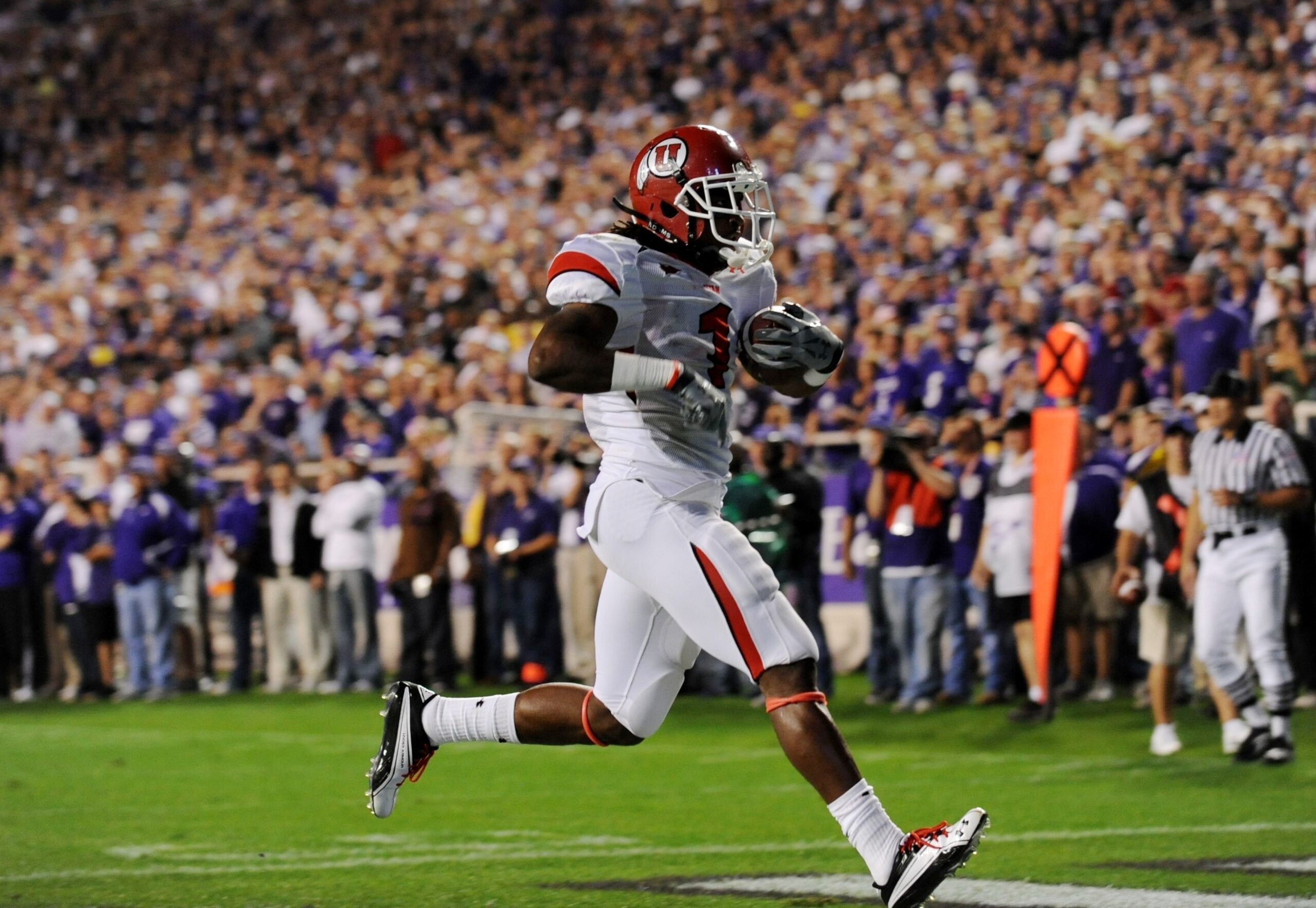 FORT WORTH, TX - NOVEMBER 14:  Shaky Smithson #1 of the Utah Utes scores a touchdown in the first quarter of the game against the TCU Horned Frogs at Amon G. Carter Stadium on November 14, 2009 in Fort Worth, Texas.  (Photo by Ronald Martinez/Getty Images