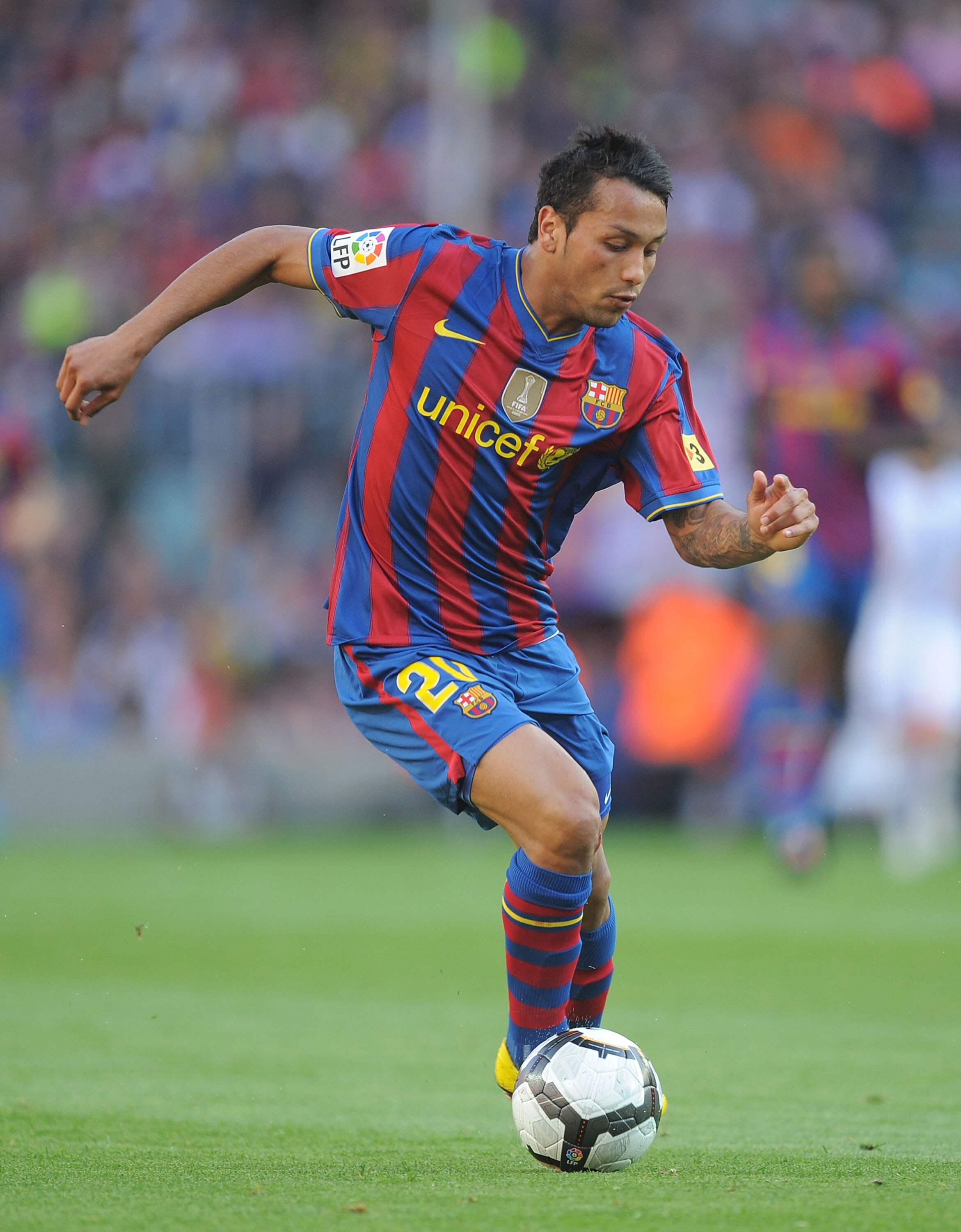 BARCELONA, SPAIN - APRIL 24: Jeffren Suarez of Barcelona controls the ball during the La Liga match between Barcelona and Xerez CD at Camp Nou stadium on April 24, 2010 in Barcelona, Spain.  (Photo by Denis Doyle/Getty Images)