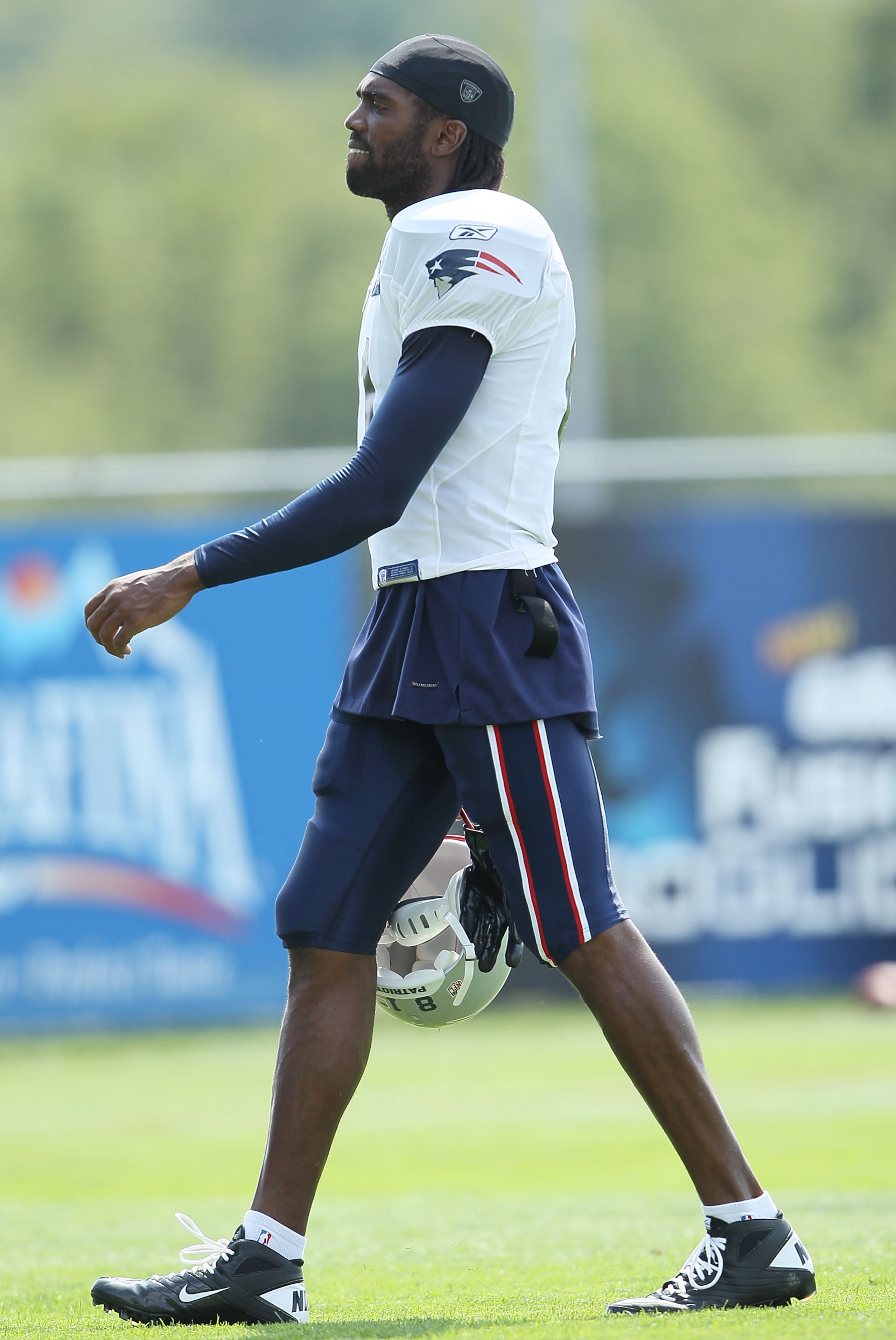 FOXBORO, MA - AUGUST 02:  Randy Moss #81 of the New England Patriots walks off the field after training camp on August 2, 2010 at Gillette Stadium in Foxboro, Massachusetts.  (Photo by Elsa/Getty Images)