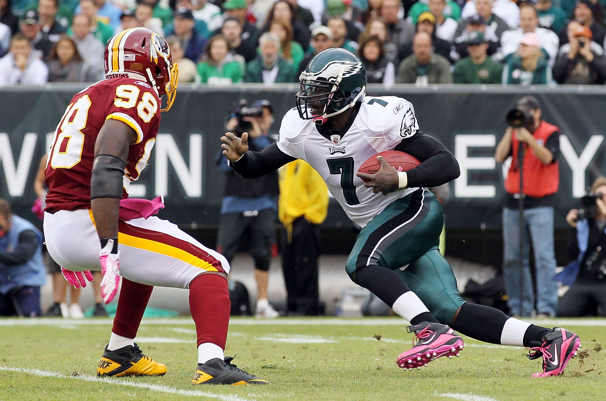 PHILADELPHIA - OCTOBER 03: Michael Vick #7 of the Philadelphia Eagles runs the ball against Brian Orakpo #98 of the Washington Redskins on October 3, 2010 at Lincoln Financial Field in Philadelphia, Pennsylvania. (Photo by Jim McIsaac/Getty Images) PHILADELPHIA - OCTOBER 03: Michael Vick #7 of the Philadelphia Eagles runs the ball against Brian Orakpo #98 of the Washington Redskins on October 3, 2010 at Lincoln Financial Field in Philadelphia, Pennsylvania. (Photo by Jim McIsaac/Getty Images)