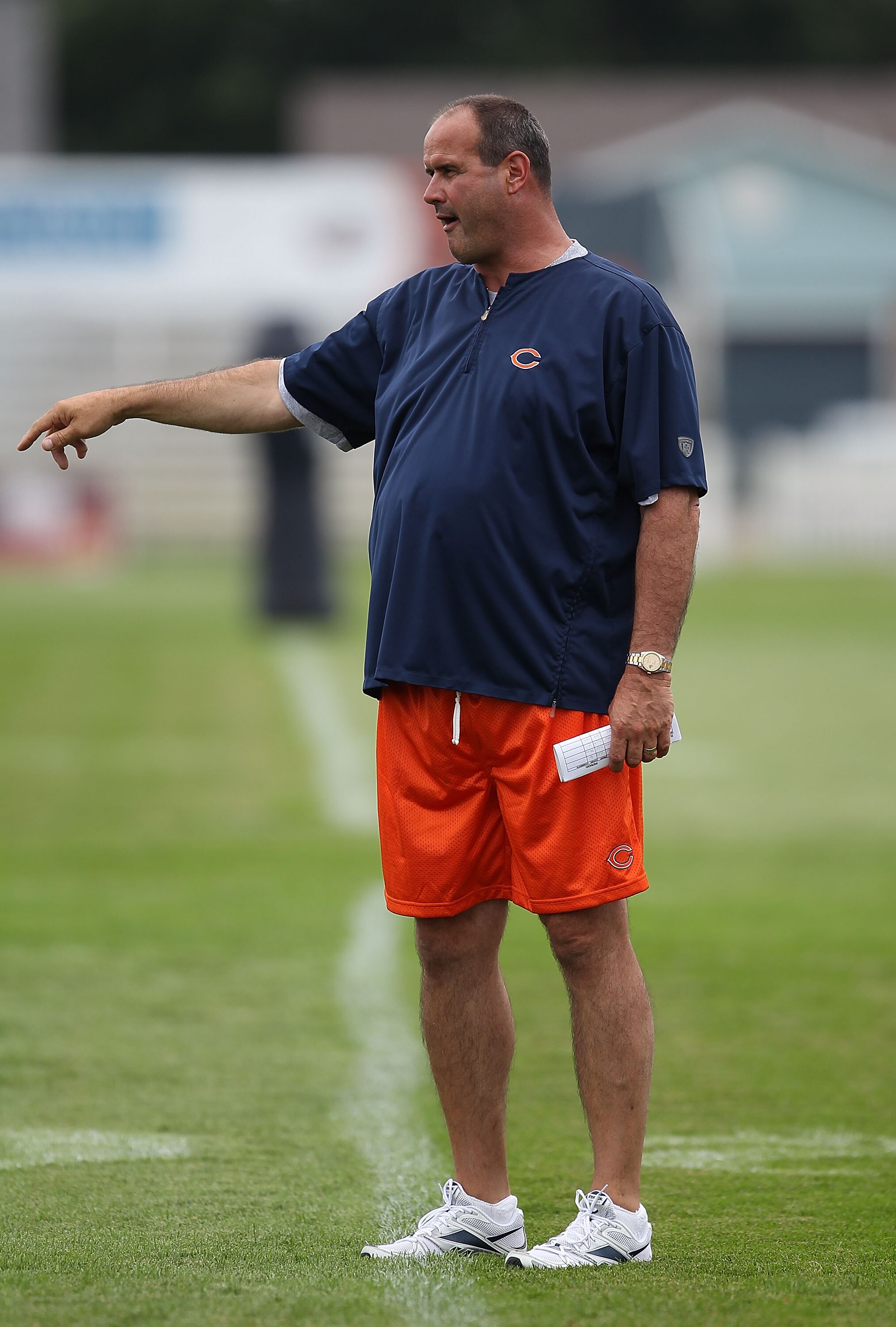 BOURBONNAIS, IL - JULY 30: Offensive line coach Mike Tice of the Chicago Bears gives instructions to players during a summer training camp practice at Olivet Nazarene University on July 30, 2010 in Bourbonnais, Illinois. (Photo by Jonathan Daniel/Getty Im