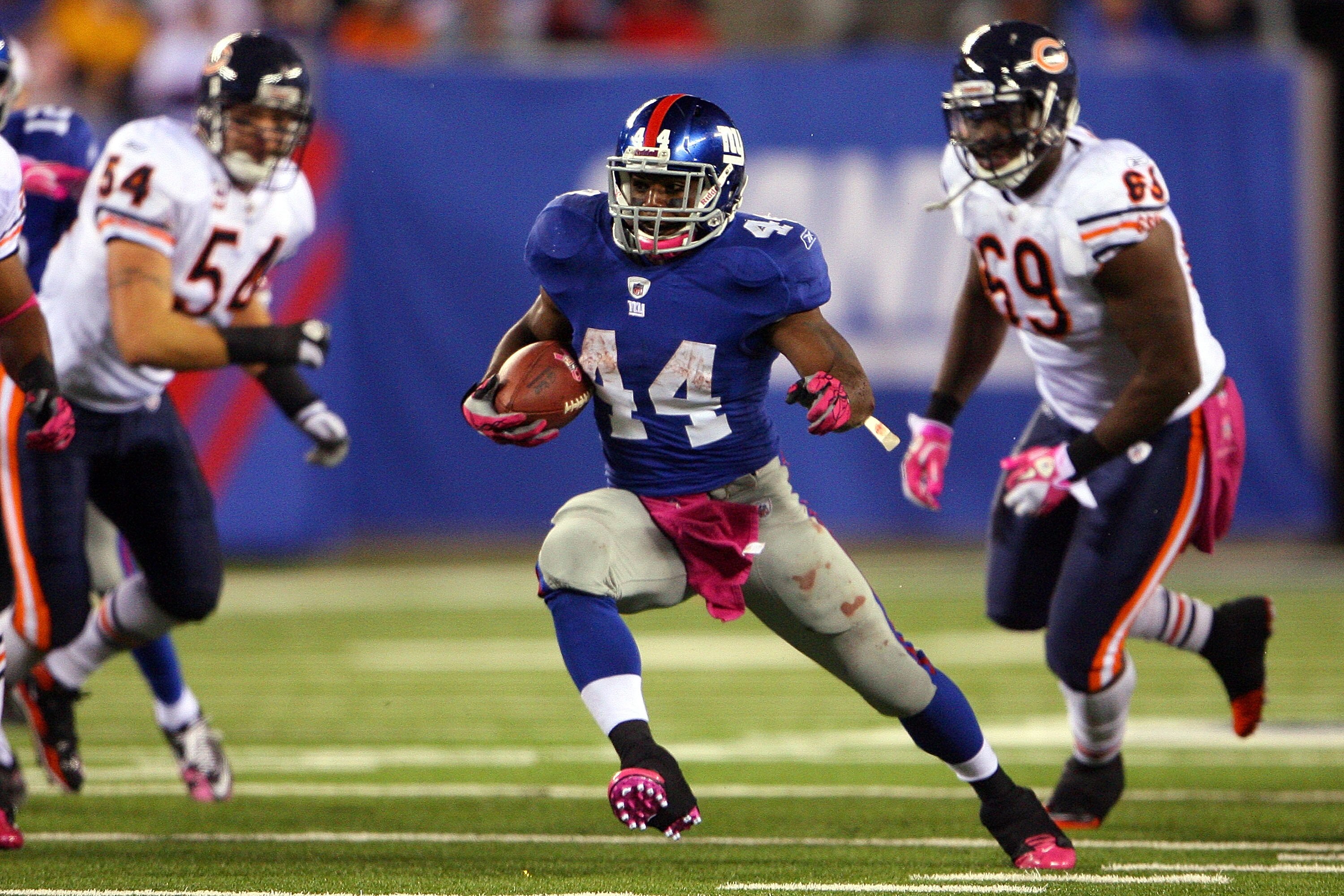 EAST RUTHERFORD, NJ - OCTOBER 03:  Ahmad Bradshaw #44 of the New York Giants runs the ball against the Chicago Bears at New Meadowlands Stadium on October 3, 2010 in East Rutherford, New Jersey.  (Photo by Andrew Burton/Getty Images)