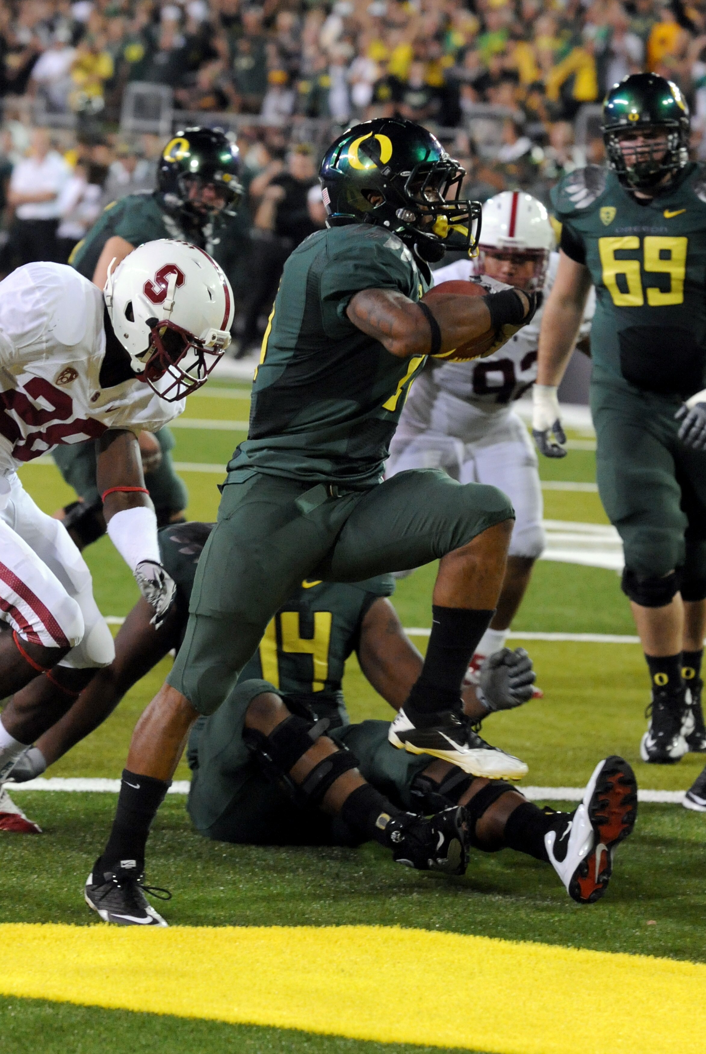 EUGENE, OR - OCTOBER 2: Running back LaMichael James #21 of the Oregon Ducks breaks into the end zone for a touchdown in the third quarter of the game against the Stanford Cardinal at Autzen Stadium on October 2, 2010 in Eugene, Oregon. James ran for 257