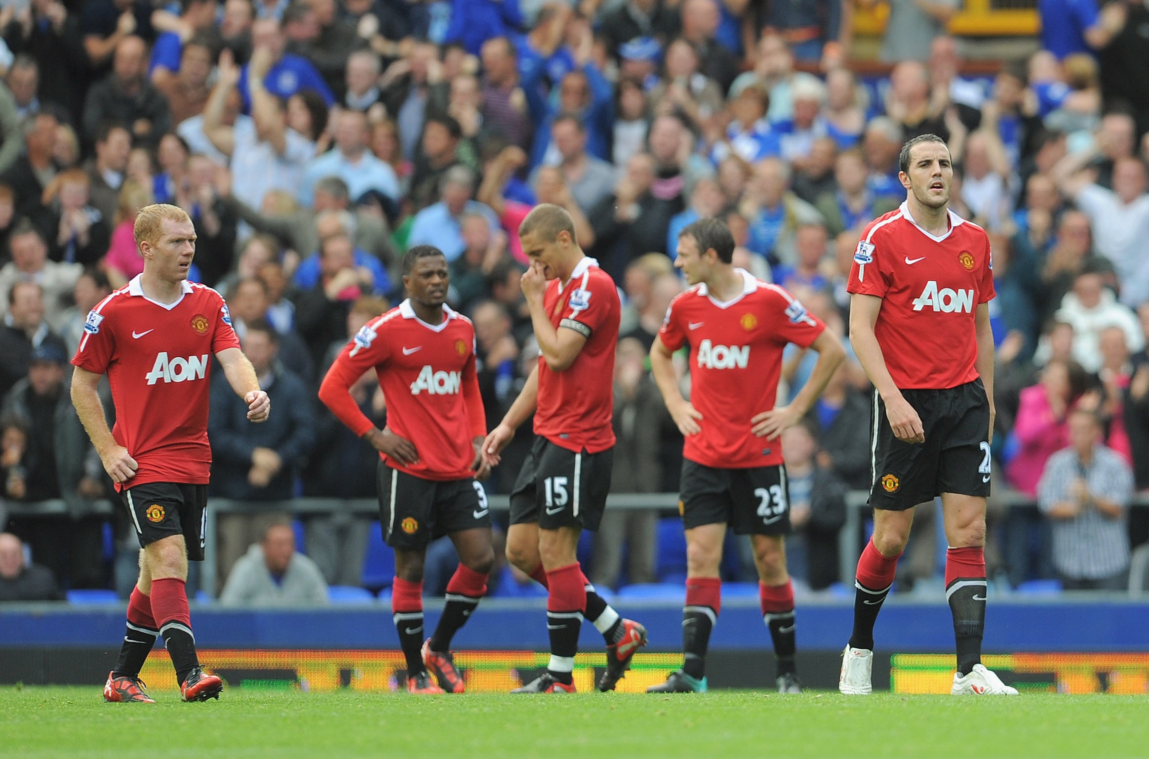 LIVERPOOL, ENGLAND - SEPTEMBER 11: John O'Shea and Paul Scholes of Manchester United look dejected after the first Everton goal during the Barclays Premier League match between Everton and Manchester United at Goodison Park on September 11, 2010 in Liverp LIVERPOOL, ENGLAND - SEPTEMBER 11: John O'Shea and Paul Scholes of Manchester United look dejected after the first Everton goal during the Barclays Premier League match between Everton and Manchester United at Goodison Park on September 11, 2010 in Liverp