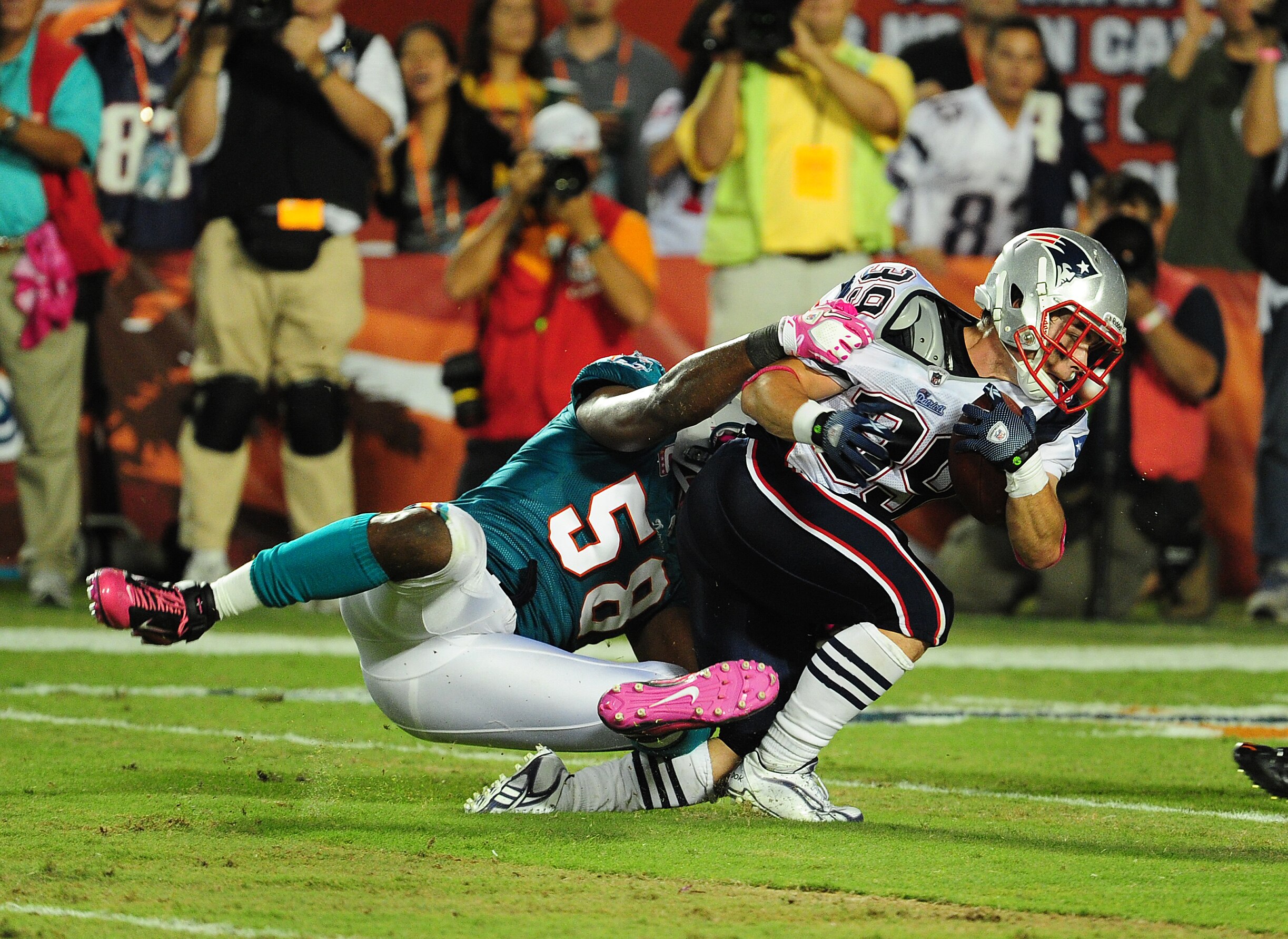 MIAMI - OCTOBER 4: Danny Woodhead #39 of the New England Patriots battles for a touchdown against Karlos Dansby #58 of the Miami Dolphins at Sun Life Field on October 4, 2010 in Miami, Florida. (Photo by Scott Cunningham/Getty Images)