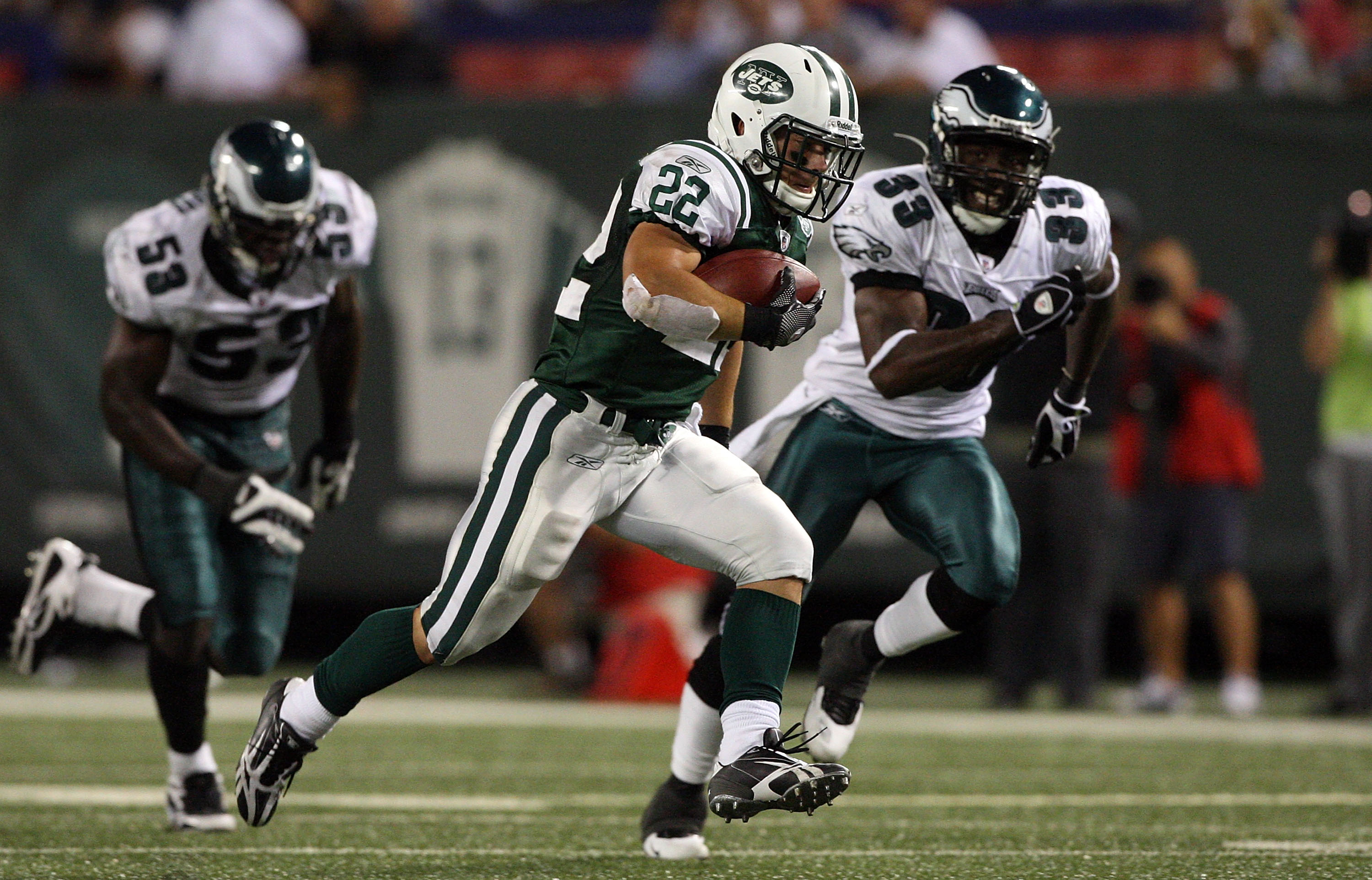 EAST RUTHERFORD, NJ - SEPTEMBER 03: Danny Woodhead #22 of the New York Jets runs the ball against the Philadelphia Eagles on September 3, 2009 at Giants Stadium in East Rutherford, New Jersey. The Jets defeated the Eagles 38-27.  (Photo by Jim McIsaac/Get
